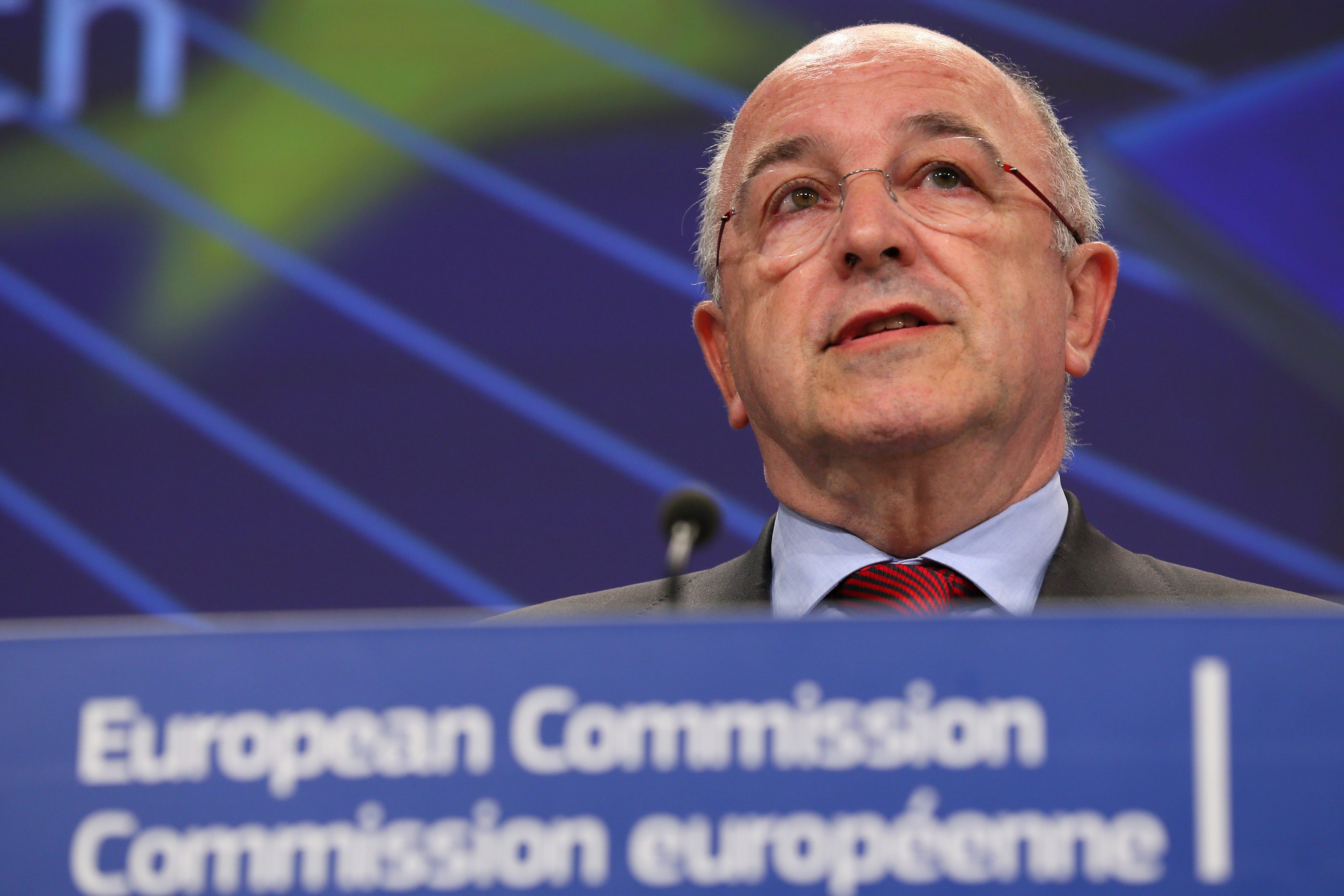 In de slepende ruzie tussen Brussel en internet-zoekmachine Google is een oplossing nabij. De Europese Commissie toonde zich woensdag tevreden over het jongste voorstel van Google: "Een belangrijke stap voorwaarts." Brussel is al jaren kritisch over de huidige presentatie van resultaten door de Amerikaanse zoekmachine. Volgens de commissie worden de eigen diensten van Google bevoordeeld ten nadele van de concurrentie, en dus ten nadele van de consument. Maar volgens Europees commissaris Joaquin Almunia (Mededinging) komen "na lange en moeilijke gesprekken'' de nieuwste voorstellen van Google tegemoet aan de bezwaren van de commissie. Daarmee lijkt de strijdbijl te kunnen worden begraven. Boete voorkomen Met de aanpassingen kan Google een flinke boete voorkomen. De zoekmachine garandeert voortaan bij de promotie van eigen diensten (bijvoorbeeld voor het zoeken van een hotel) ook de diensten van drie rivalen aan te bieden. Het is de bedoeling dat de concurrenten door een objectieve methode worden geselecteerd. Commissaris Almunia wil de voorstellen nu vastleggen in een wettelijke verplichting voor Google. Google zelf spreekt over "significante veranderingen'' in de manier waarop de zoekmachine in Europa gaat werken. "We hebben met de Europese Commissie samengewerkt om de kwesties aan te pakken die zij heeft aangekaart. We kijken ernaar uit om deze kwestie op te lossen'', aldus het hoofd juridische zaken bij Google, Kent Walker.