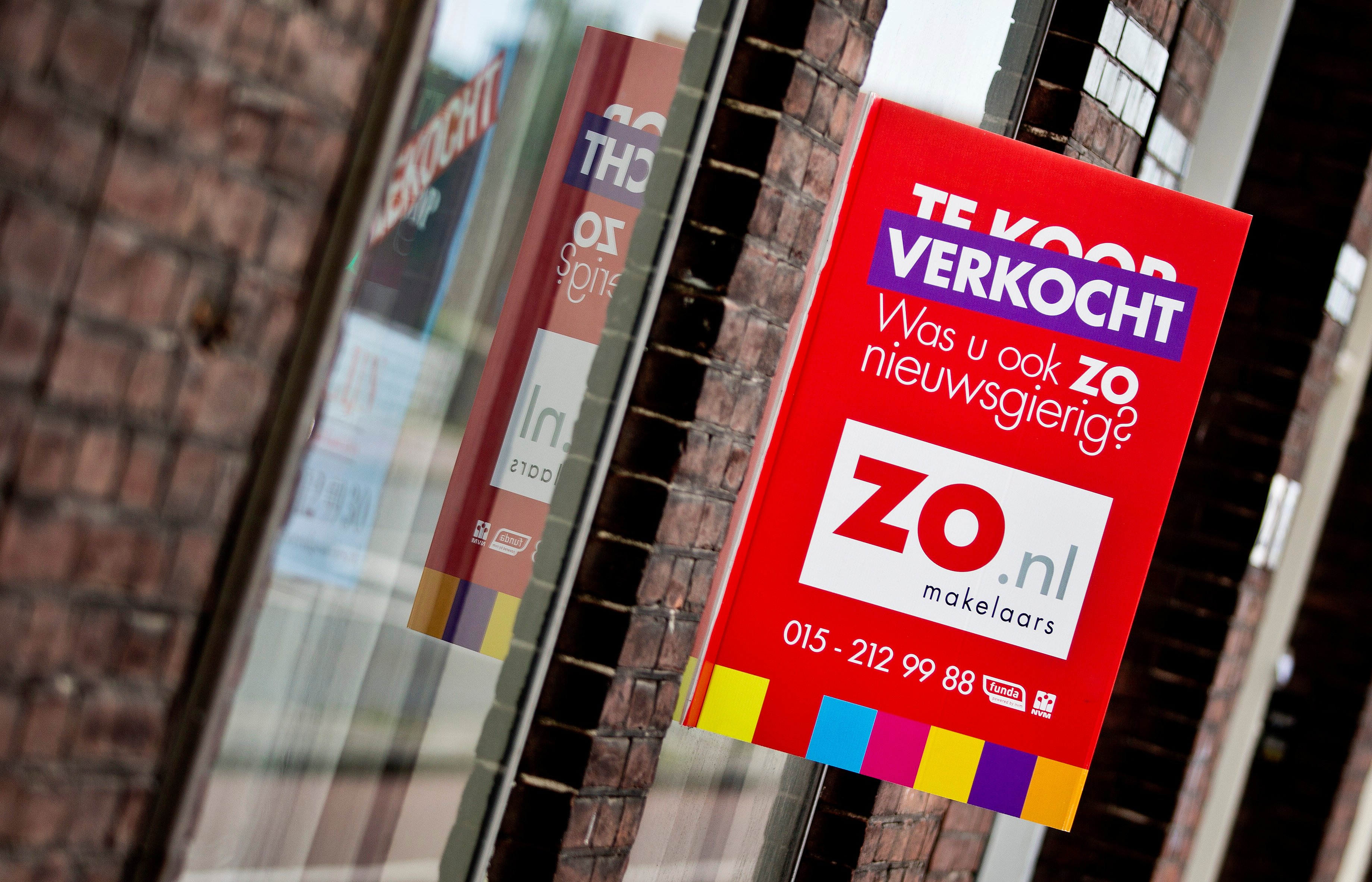 Makelaars tonen zich voorzichtig optimistisch. De Nederlandse Vereniging van Makelaars zag dat er meer woningen zijn verkocht in het derde kwartaal van 2013. Maar de huizenprijs daalt nog steeds. Van een kopersstaking is niet lager sprake, maar de vraag woningen is nog niet zo hoog dat verkopers ook hogere prijzen kunnen gaan vragen. Dat is de conclusie van de woningmarktcijfers over het derde kwartaal van de NVM. In totaal werden er volgens de NVM circa 30.700 woningen verkocht in het derde kwartaal van 2013. Dat is goed nieuws voor de makelaars, want het is 10 procent meer dan in het vorige kwartaal. De huizenprijs daalt echte nog steeds. De transactieprijzen liggen 3,6 procent lager dan in het derde kwartaal van 2013. Dat is minder dan we de afgelopen jaren gewend waren, toen er toch zeker 5 procent jaarlijks afging, het geeft aan dat de echte bodem nog niet is bereikt. Het wordt spannend of de daling nog even doorzet zodat het gemiddelde hui voor het eerst in jaren onder de magische grens van 200 duizend euro komt te liggen. Op dit moment gaat een gemiddelde woning voor 205.000 euro van de hand.