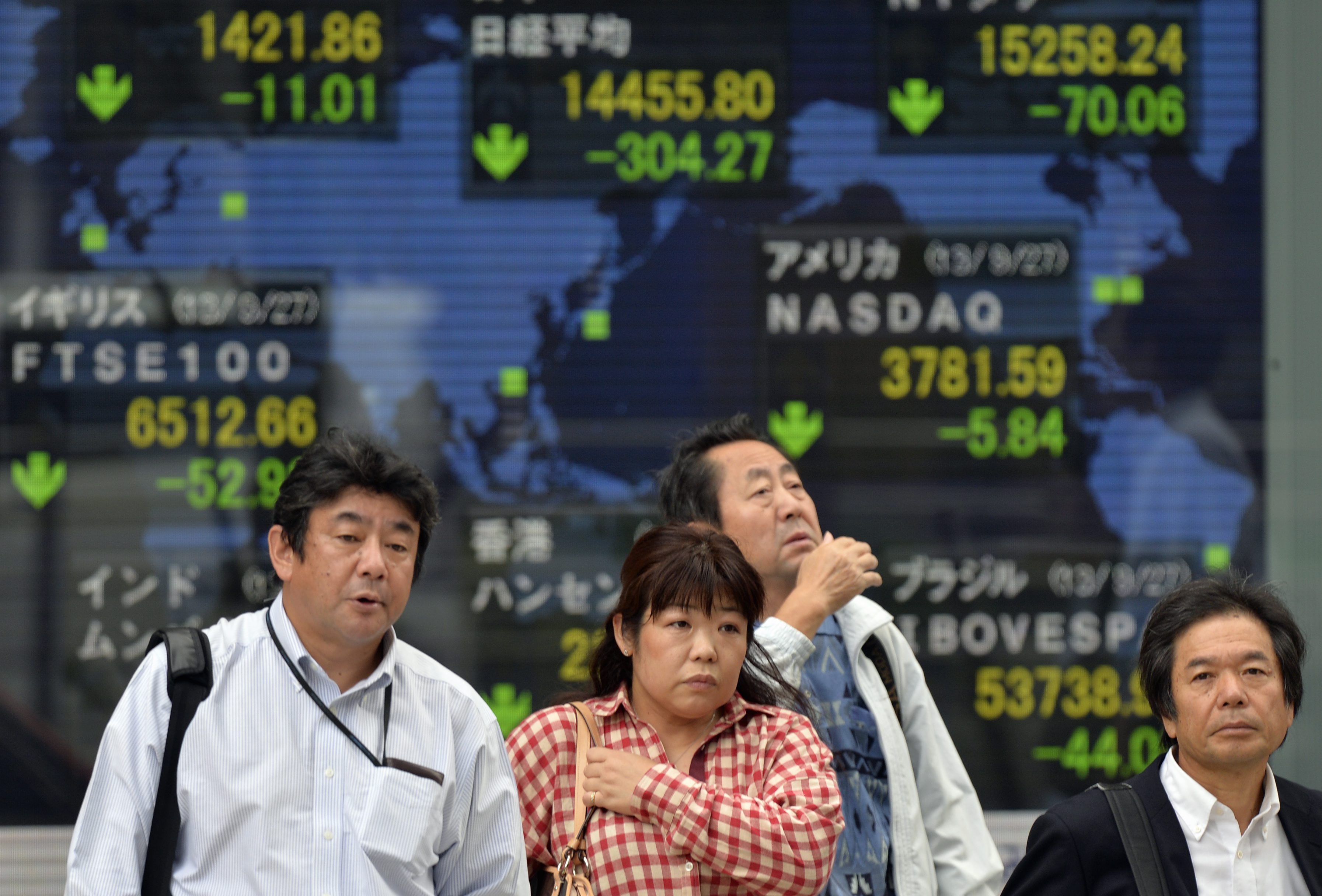 De aandelenbeurs in Tokio is vrijdag licht hoger gesloten. De sterke koerswinsten op Wall Street, de hoop op steunmaatregelen in Europa en een stabilisatie van de olieprijs boden steun aan de handel. Beleggers deden het verder rustig aan in afwachting van het officiële Amerikaanse banenrapport, dat later op de dag verschijnt. De Nikkei eindigde 0,2 procent in de plus op 17.197,73 punten. Het was de derde winstbeurt op rij. De Japanse beurs verloor desondanks in de eerste handelsweek van het jaar 1,5 procent. Bij de bedrijven klom zwaargewicht Fast Retailing 8 procent. Beleggers waren tevreden over de kwartaalcijfers die de eigenaar van de kledingketen Uniqlo een dag eerder naar buiten bracht. Elders in het Verre Oosten lieten de belangrijkste beurzen stevige winsten zien. De All Ordinaries in Sydney won 1,6 procent onder aanvoering van de oliebedrijven. De Hang Seng-index in Hongkong steeg 1,3 procent en de Kospi in Seoul klom 1,1 procent.