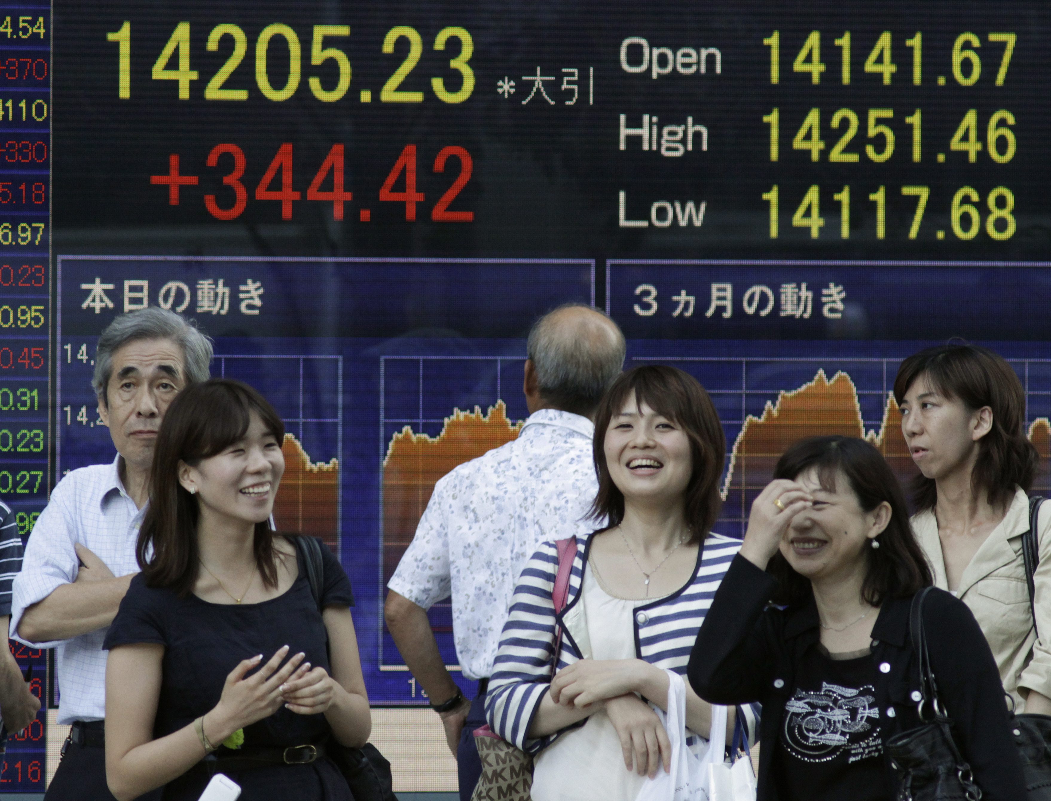 De aandelenbeurs in Tokio boekte woensdag een kleine winst. Beleggers gingen voorzichtig op zoek naar koopjes na de verliesbeurt van een dag eerder. Ook werd gelet op de Bank of Japan, die donderdag begint aan een tweedaagse beleidsvergadering. De Nikkei eindigde 0,5 procent hoger op 15.069,48 punten. Seven & I Holdings klom 0,9 procent. De zakenkrant Nikkei meldde dat de winst van de Japanse eigenaar van de detailhandelsketen 7-Eleven in het afgelopen kwartaal waarschijnlijk met 5 procent is toegenomen tot een nieuw recordniveau. Elders in het Verre Oosten gingen de beurzen overwegend omlaag. De koersuitslagen bleven beperkt na de weinig inspirerende handelssessie op Wall Street. In Hongkong noteerde de Hang Seng-index 0,3 procent lager in de middaghandel en in Seoul ging de Kospi 0,1 procent omhoog. De All Ordinaries in Sydney daalde 0,3 procent.