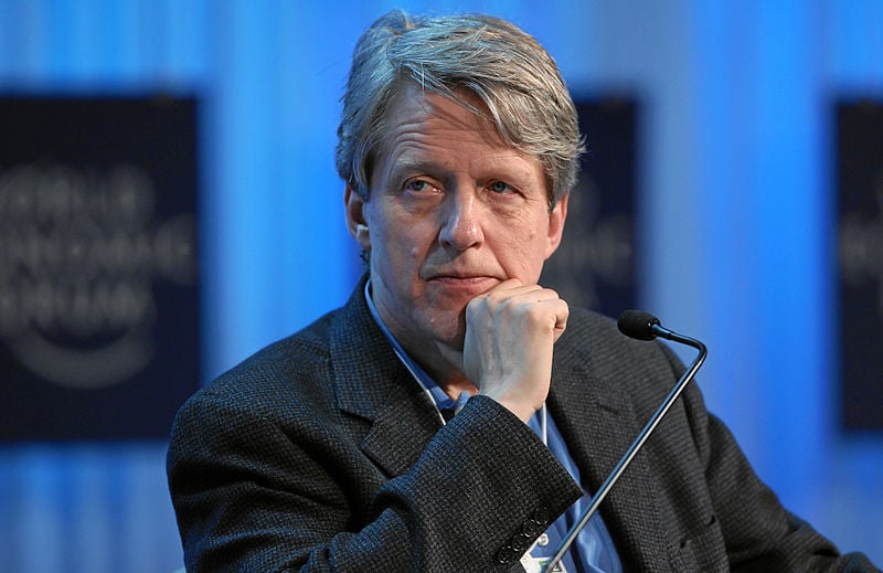 De Amerikaanse econoom Robert Shiller, dit jaar onderscheiden met de Nobelprijs voor Economie, waarschuwt voor een ,,financiële zeepbel'' door de scherpe koersstijgingen op de aandelenmarkten in met name de Verenigde Staten. Hij doet dat in een maandag gepubliceerd interview met het Duitse blad Der Spiegel. ,,Ik wil nog geen alarm slaan'', zegt Shiller. ,,Maar in veel landen liggen de beurskoersen op een hoog niveau, en ook op de vastgoedmarkt zijn de prijzen sterk gestegen. Dat zou verkeerd kunnen aflopen'', aldus de 67-jarige econoom. ,,Ik ben het meest bezorgd over de hausse op de Amerikaanse aandelenmarkt'', aldus Shiller. ,,Ook omdat onze economie nog steeds zwak en kwetsbaar is.'' Vooral aandelen in de technologie- en de financiële sector zijn overgewaardeerd, meent hij.