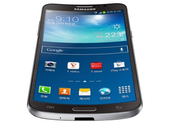 Samsung heeft als eerste een smartphone met een gebogen scherm gepresenteerd: de Galaxy Round. Een technisch hoogstandje waar je wel een prijs voor betaalt. De 'Round' gaat rond de 750 euro kosten. Het is nieuw, het is revolutionair en je trekt er de aandacht mee. Samsung heeft de eerste smartphone met een rond scherm gepresenteerd. Voor een miljoen won (700 euro) kunnen Koreanen er nu al de hand op leggen. De Galaxy Round is in feite een 'kromme' versie van de Galaxy Note 3, de reus in het uitgebreide gamma aan smartphones van Samsung. Met die telefoon deelt het onder meer de grootte van het scherm (5,7 inch), de resolutie van 1080 bij 1920 pixels, de processor en het geheugen. Met die features en de prijs zal de Galaxy Round vooral concurreren met toestellen in het duurste segment, zoals de HTC One en iPhone 5S. Voordelen van krom Maar wat heb je aan een rond scherm? Dat is de vraag die alle techblogs op dit moment bezighoudt. Oké, een rond toestel zit misschien net iets lekkerder in de broekzak dan zo'n enorme rechte plak als de Note 3, maar verder kan niemand een reden verzinnen waarom een rond scherm prettiger zou zijn dan een platte. Maar goed, misschien verandert dat zodra je hem in je handen hebt. Samsung heeft in elk geval één aparte feature ingebouwd. Als de telefoon één kant op 'wiebelt' als hij op zijn rug op de tafel ligt, krijg je de tijd en de overgebleven batterijduur te zien zoals je kunt zien op het filmpje hieronder.