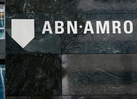 ABN Amro wil vanuit kantoren in Londen en Singapore gaan handelen in metalen. Momenteel gebeurt dat alleen vanuit New York. Hoofd metals & steel Piet-Hein Ingen Housz zei woensdag dat de bank in 2014 of 2015 aanwezig wil zijn in de 3 voornaamste tijdzones. De timing is onder meer afhankelijk van het tempo waarin geschikte handelaren worden geworven. De uitbreiding van de handel in metalen maakt deel uit van het plan om de inkomsten uit de grondstoffenhandel in 2017 verdubbeld te hebben. Hoofd van de mondiale grondstoffenhandel bij de bank, Jan-Maarten Mulder, verwacht dat de expansie gepaard gaat met een "aanzienlijke" uitbreiding van het aantal medewerkers.