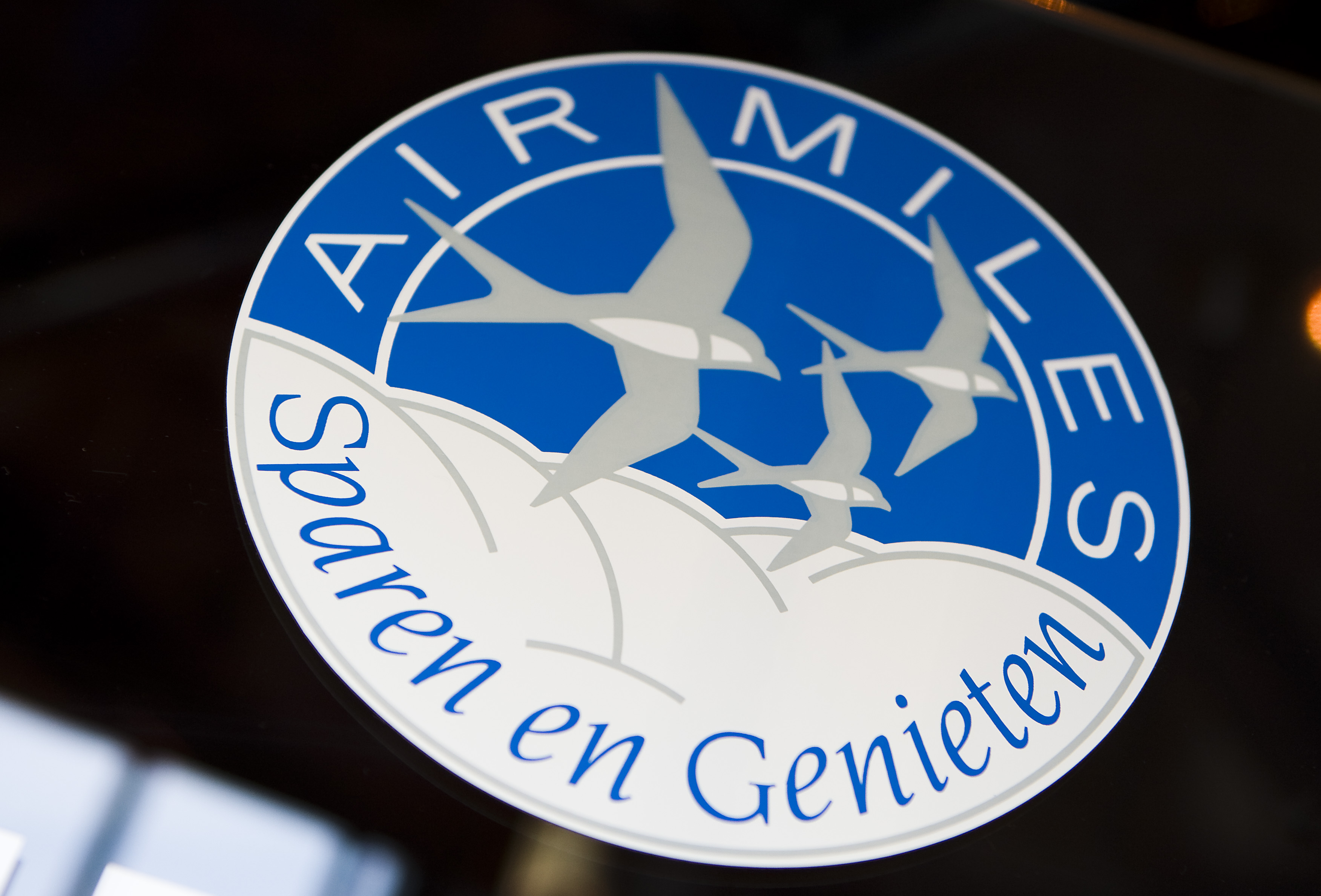 Air Miles krijgen een geldigheidsduur. Dat heeft het bedrijf achter het elektronische spaarsysteem maandag bekendgemaakt. Air Miles werden begin jaren 90 geïntroduceerd in Nederland en kunnen onder meer worden verzameld bij Albert Heijn, V&D en Shell. De afgelopen jaren hebben spaarders al miljarden Air Miles ingewisseld voor korting op producten, reizen en dagattracties. Toch maakt nog niet iedereen gebruik van die mogelijkheid. ,,Om juist die spaarders actief aan te sporen om ze in te wisselen, doen we nu twee dingen: we bieden meer inwisselaanbod én Air Miles krijgen een geldigheidstermijn'', stelt het bedrijf op zijn website. Air Miles die voor 21 oktober zijn gespaard, zijn nog 5 jaar inwisselbaar tot 1 november 2018. Air Miles die iemand spaart vanaf 21 oktober, zijn 3 jaar geldig.