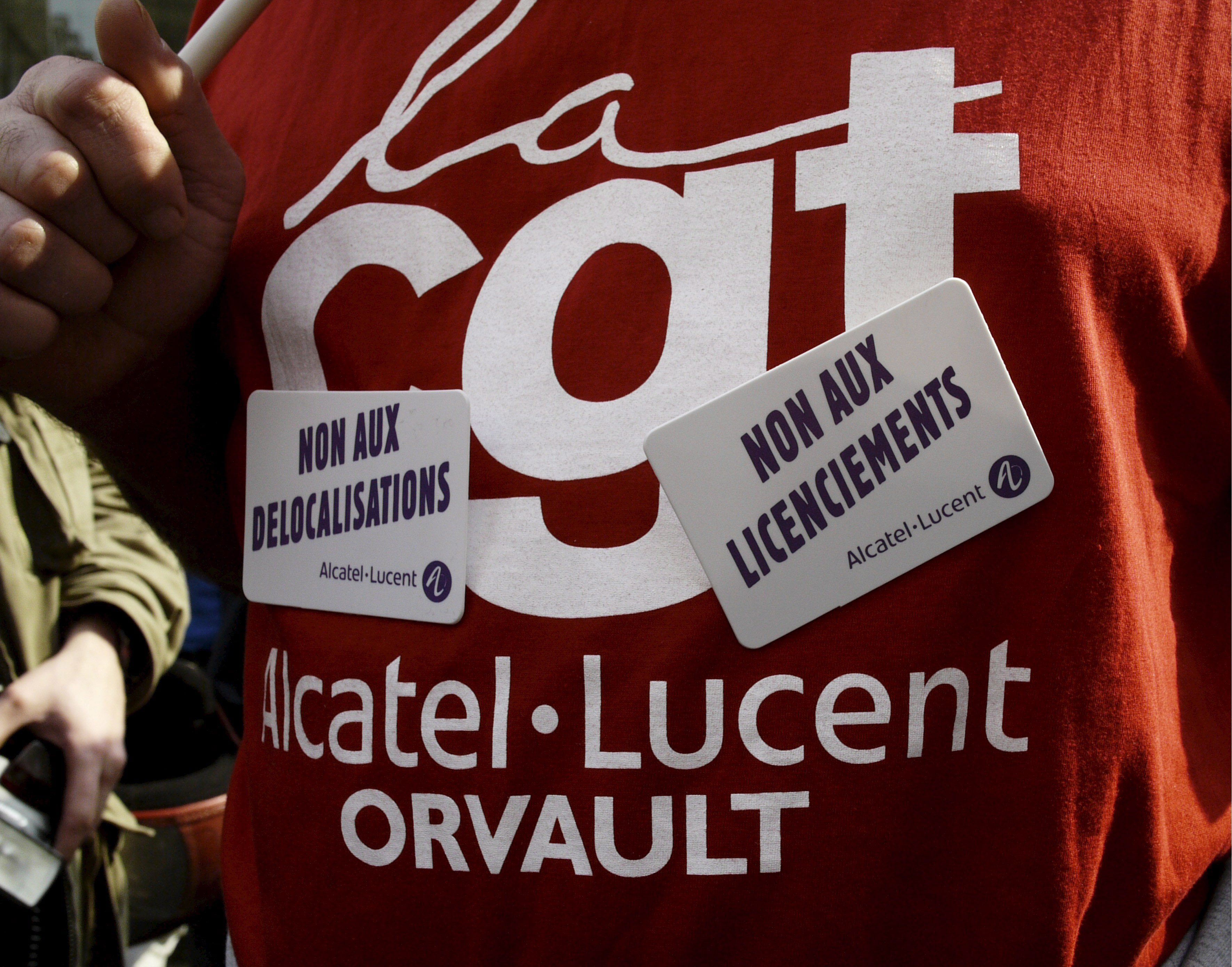 De Frans-Amerikaanse fabrikant van telecomapparatuur Alcatel-Lucent wil flink afslanken. De Franse fabrikant van netwerk- en communicatieapparatuur Alcatel-Lucent gaat tot eind 2015 10 duizend banen schrappen, zo maakte het bedrijf dinsdag bekend. Het gaat om 4.100 banen in Europa, het Midden-Oosten en Afrika, 3.800 banen in Azië en 2.100 banen in Noord- en Zuid-Amerika. Met de ingreep verdwijnt meer dan 10 procent van het totale personeelsbestand van 72.000 man dat eind december op de loonlijst stond. het Frans-Amerikaanse bedrijf hoopt hiermee een kostenreductie van één miljard euro te realiseren. Alcatel moet snijden Alcatel-Lucent moet flink in de kosten snijden om weer winstgevend te worden. Rivaal Nokia voerde in 2011 een vergelijkbare reorganisatie door, waarbij 17.000 arbeidsplaatsen werden geschrapt. De Europese bedrijven hebben in toenemende mate last van Aziatische concurrenten als Huawei die apparatuur goedkoper kunnen aanbieden. Volgens analisten die de zakenkrant The Wall Street Journal sprak, kan de afslankingsoperatie bij Alcatel-Lucent een voorbode zijn om delen van het bedrijf of de gehele onderneming aan Nokia te verkopen. (Lees ook: 'Nokia bekijkt overname Alcatel-Lucent'). De Finnen brengen hun mobieltjestak onder bij Microsoft en gaan zich net als Alcatel zo veel mogelijk op netwerk-apparatuur richten. Alcatel-Lucent: waarom wel/niet? Als Nokia grote stappen wil zetten op de telecommarkt, dan zou een deal met Alcatel-Lucent helpen. Het Frans-Amerikaanse bedrijf heeft lucratieve contracten met de twee grootste Amerikaanse providers en met China Mobile, de grootste telecomaanbieder ter wereld met 750 miljoen klanten. Maar het concern kampt ook met financiële tegenslagen sinds het in 2006 ontstond door een fusie van het Franse Alcatel en het Amerikaanse Lucent Technologies. In het tweede kwartaal boekte het bedrijf een nettoverlies van 885 miljoen euro, door eenmalige afschrijvingen en herstructureringskosten. Alcatel-Lucent is daarnaast bezig met een drastisch kostenbesparingsplan. Bovendien zijn er vragen over de bedrijfscultuur binnen Alcatel-Lucent. De Fransen en Amerikanen zouden moeilijk met elkaar door een deur kunnen. Daarom werd in 2008 de Nederlander Ben Verwaayen binnengehaald om de kampen nader tot elkaar te brengen. Hij vertrok begin dit jaar. De vraag is of een fusie met de Finnen niet voor nog meer problemen zorgt binnen een bedrijf dat al worstelde met cultuurverschillen. Bron: Z24/ANP