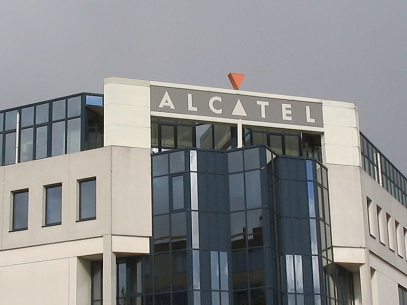 Alcatel-Lucent heeft in het derde kwartaal een nettoverlies geleden van 9 miljoen euro. Dat is aanzienlijk minder dan het verlies van 186 miljoen euro dat de Franse producent van netwerkapparatuur vorig jaar in de boeken schreef. Door flinke kostenbesparingen wist het bedrijf dalende verkopen te compenseren. Alcatel-Lucent maakte zijn kwartaalcijfers donderdag bekend. De omzet daalde met 5,9 procent tot 3,25 miljard euro, waar analisten 3,34 miljard hadden verwacht. Sinds de fusie in 2006 van Alcatel en Lucent Technologies heeft topman Michel Combes flink gesneden in het aantal banen en activa om het bedrijf weer winstgevend te maken. Onderdeel van de plannen is ook om het bedrijfsonderdeel voor onderzeese kabels te verkopen via een beursgang in 2015. Alcatel-Lucent zei nu 645 miljoen euro aan kostenbesparingen te hebben gerealiseerd, ofwel twee derde van zijn doelstelling. De aangepaste brutomarge, een maat voor winstgevendheid, is verbreed tot 34 procent ten opzichte van 31,9 procent in dezelfde periode een jaar eerder. "We blijven op koers om onze winstgevendheid te verbeteren, ons om te vormen in een winstgevend bedrijf op veerkrachtige basis'', zei financieel topman Jean Raby in een toelichting. Het bedrijf concurreert met het Zweedse Ericsson, het Finse Nokia Oyj en China's Huawei Technologies. Ericsson, de grootste producent van draadloze netwerken, rapporteerde vorige week een winstdaling in het derde kwartaal. Aandelen van Alcatel-Lucent zijn meer dan verdubbeld sinds Combes op 1 april vorig jaar topman werd. De koers steeg woensdag 1,6 procent tot 2,04 euro, waardoor het bedrijf een marktwaarde heeft van 5,8 miljard euro.