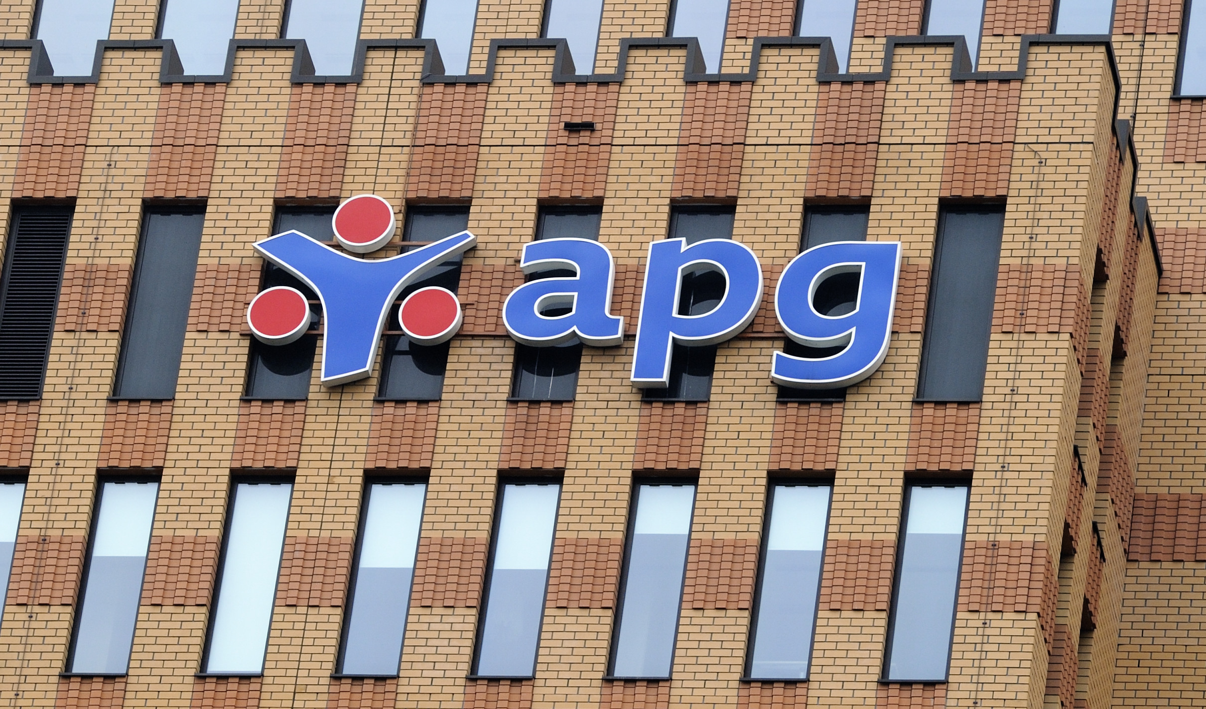 Chief finance and risk officer Petri Hofsté vertrekt per 1 november bij APG. Hofsté, die pas sinds 1 februari de functie bekleedde, en de pensioenuitvoerder hebben een verschil van inzicht over de reikwijdte en de invulling van de baan. Dat maakte APG maandag bekend. Hofsté wordt opgevolgd door Peter Kok, die de functie op interim basis zal vervullen. Kok maakte in 2012 ook al deel uit van de raad van bestuur van APG als chief finance and risk officer.