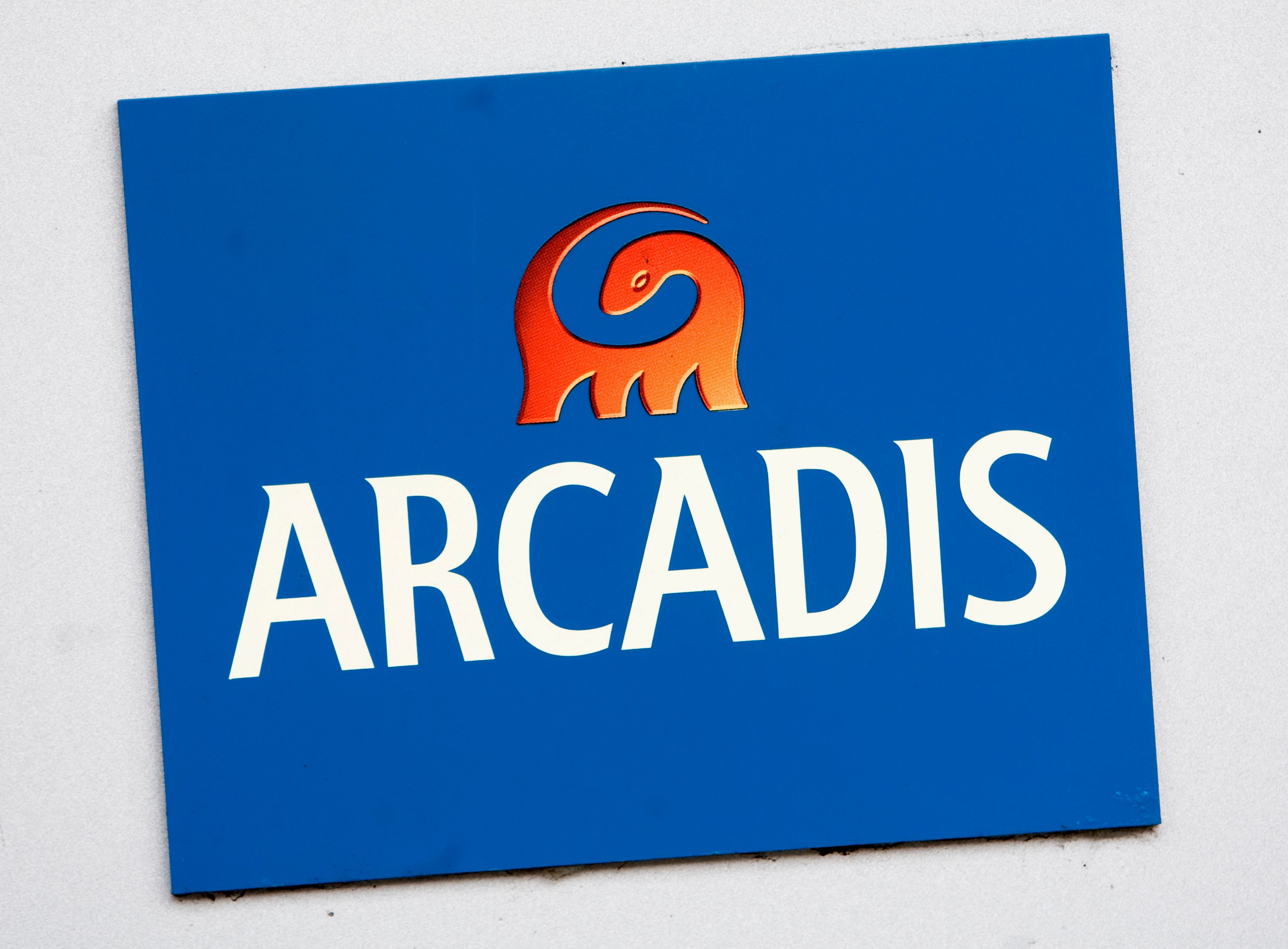 Ingenieurs- en adviesbureau Arcadis breidt zijn Aziatische activiteiten uit met de overname van branchegenoot inProjects. Dat maakte het bedrijf maandag bekend zonder de overnamesom te noemen. InProjects heeft circa 200 mensen in dienst in Hongkong, China, Macau, Singapore en India en behaalde vorig jaar een omzet van 13 miljoen euro. Het bedrijf, dat diensten levert aan grote internationale bedrijven in met name de hotel-, retail- en recreatiesectoren, gaat deel uitmaken van Arcadis-dochter EC Harris.