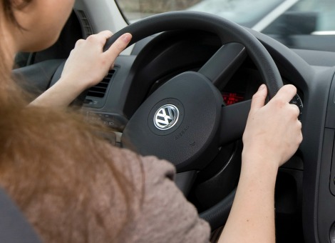 Meer dan 85 procent van alle autobezitters in Nederland weet niet precies wat hij per jaar kwijt is aan zijn auto, maar dat de kosten stijgen is voor de meesten wel duidelijk. Dat blijkt uit een onderzoek van Intomart GfK, in opdracht van BNR en ANWB. Twee op de drie (62 procent) zegt bewust of heel bewust bezig te zijn met het terugdringen van de autokosten, driekwart (76 procent) zegt zo zuinig mogelijk te rijden. Daarnaast gaat 72 procent bewust op zoek naar het tankstation met de laagste literprijs. Een derde van de automobilisten heeft volgens de onderzoekers de auto in het afgelopen jaar uit kostenoverwegingen vaker laten staan. Over de hele populatie is ruim een derde (36 procent) minder vaak uitjes met de auto gaan maken en rijdt 33 procent minder ver door de stijgende autokosten, meldt BNR Nieuwsradio. Autobelastingen onderschat Het aantal kostenposten van de auto wordt volgens Peter Mulder, directeur van onderzoeksbureau Intomart GfK, gruwelijk onderschat. "Kosten waar mensen heel weinig vat op hebben, en waarvan mensen vaak ook geen idee hebben wat ze betalen, zijn bijvoorbeeld afschrijvingen. Maar de allergrootste kostenposten die mensen met de factor 4 onderschatten zijn de autobelastingen", aldus Mulder. Gemiddeld schatten mensen 53 euro kwijt te zijn per maand aan belasting, maar dat is in werkelijkheid meer dan 200 euro per maand. De auto voorgoed laten staan, is volgens de onderzoekers voor de meeste mensen geen optie: 59 procent blijft rijden, ongeacht hoe duur de auto wordt.