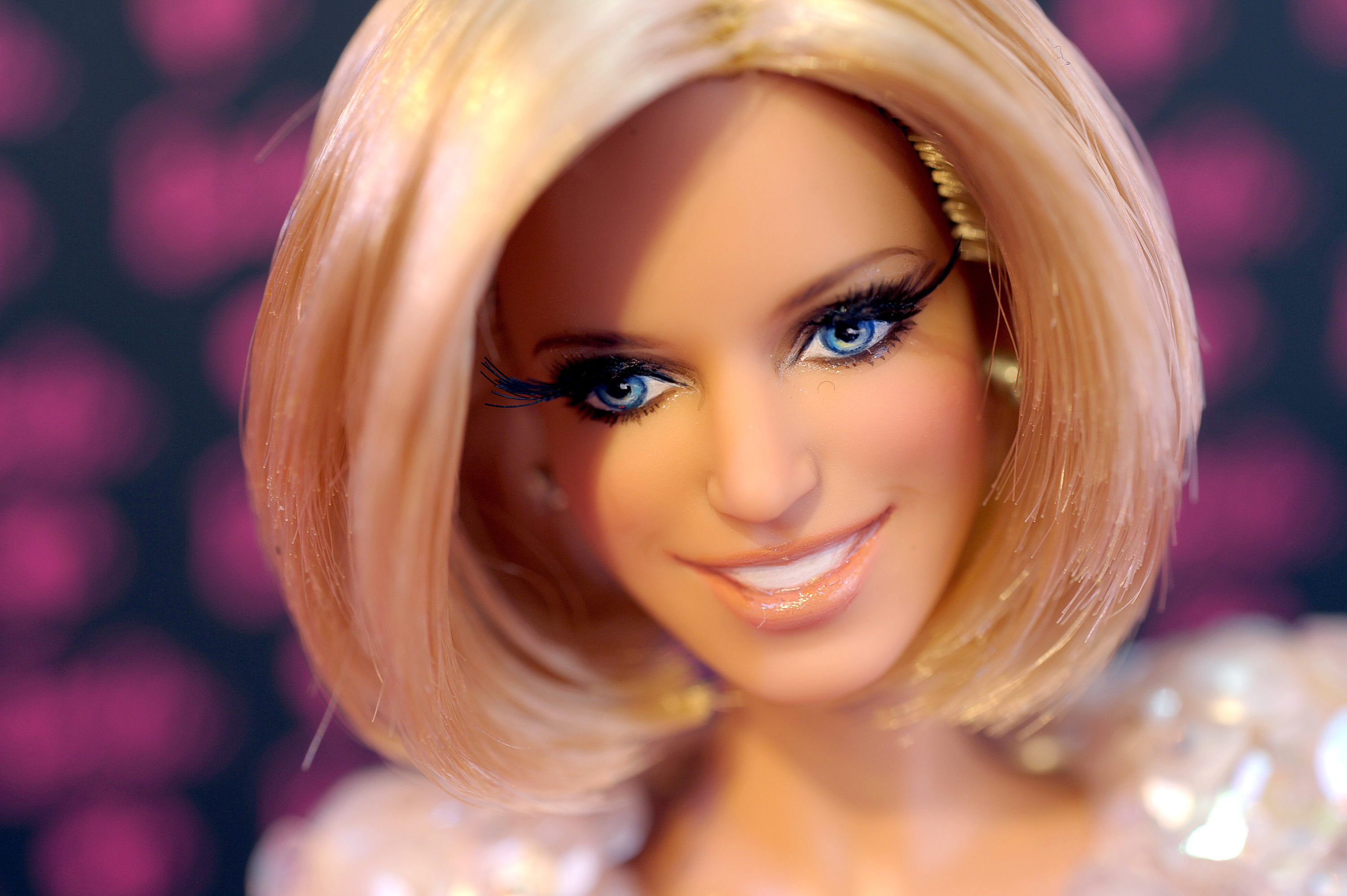 Mattel, de grootste speelgoedfabrikant ter wereld, heeft de wereldwijde omzet in het derde kwartaal met 6 procent opgevoerd tot 2,2 miljard dollar (1,6 miljard euro). Onder de streep bleef een winst van 423 miljoen dollar over, circa een vijfde meer dan een jaar eerder. Dat maakte het Amerikaanse bedrijf woensdag bekend. Mattel profiteerde vooral van een sterke vraag naar meisjesspeelgoed. Het poppenmerk American Girl realiseerde een omzetgroei van 20 procent en bij Barbie, het grootste merk van het speelgoedconcern, gingen de verkopen met 3 procent omhoog. De omzet van Fisher-Price bleef stabiel, terwijl die van Hot Wheels met 2 procent daalde. Topman Bryan Stockton zei in een toelichting dat Mattel in alle regio's is gegroeid. De sterkste toename kwam evenwel uit het buitenland. In Noord-Amerika, de grootste markt voor Mattel, bleef de omzetgroei met 3 procent relatief beperkt. De Europese omzet steeg met 13 procent, vooral dankzij een sterk groei in Rusland en andere opkomende markten in Oost-Europa. Maar ook in kernlanden als Duitsland en Frankrijk namen de verkopen toe. De inkomsten in Latijns-Amerika en Azië stegen in de lokale valuta's ook met dubbele cijfers, maar door de sterke waardedalingen van de betreffende munten, bleef daar in dollars veel minder van over.