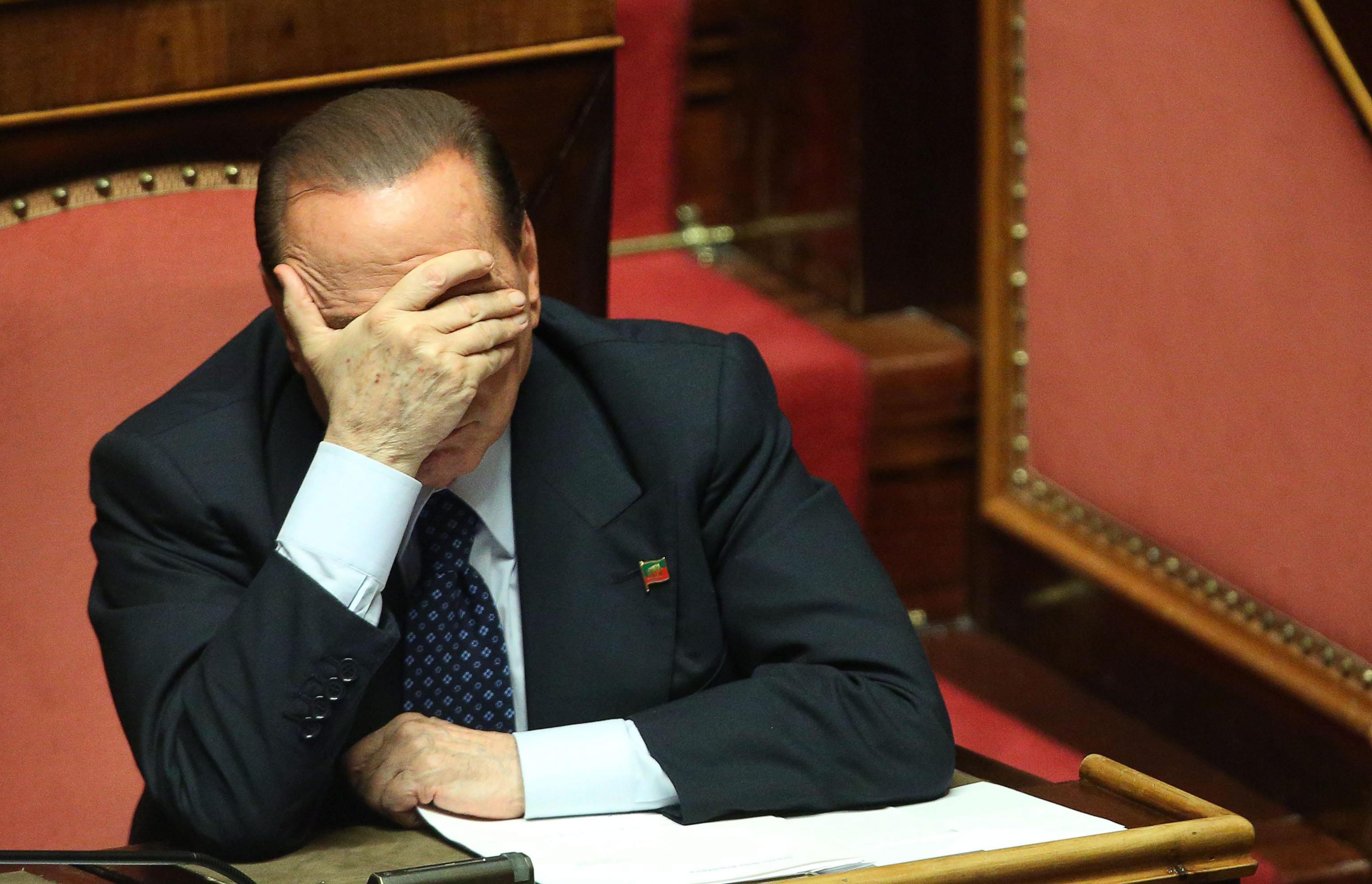 De Italiaanse centrumrechtse voorman en senator Silvo Berlusoni heeft uit tactische overwegingen besloten premier Enrico Letta in de Senaat te steunen. Berlusconi zei woensdag in de Italiaanse Eerste Kamer dat hij met zijn partij PdL, Het Volk van de Vrijheid, de coalitieregering toch steunt. Afgelopen weekend poogde Berlusconi Letta's nog geen half jaar oude coalitiekabinet ten val te brengen. De partij Het Volk van de Vrijheid (PdL) verliet op bevel van PdL-chef Silvio Berlusconi de coalitie. Berlusconi vecht om zijn politieke bestaan en hoopt op een doorstart met nieuwe verkiezingen. Berlusconi heeft daarom de huidige crisis uitgelokt om de regering-Letta ten val te brengen. Rechtszaken tegen Berlusconi De politiek veteraan Berlusconi is 30 jaar ouder dan de 47-jarige Letta en lijkt vooral voor zijn senaatszetel te vechten. Hij dreigt die kwijt te raken door een definitieve veroordeling door de strafrechter. In een van de vele rechtszaken waarin zakenmagnaat Berlusconi is verwikkeld, kreeg hij op 1 augustus 4 jaar cel opgelegd. Vrijdag stemt een senaatscommissie over de vraag of de veroordeelde Berlusconi nog wel lid mag blijven van de Italiaanse Eerste Kamer. Letta in lastig parket Doordat de PdL de steun in Letta opzegde dreigde premier Letta in een lastig parket te komen. Letta heeft in de Italiaanse Tweede Kamer ook zonder de PdL een meerderheid, maar hij komt in de Senaat zetels tekort. Hij hoopte dat een belangrijk deel van de PdL in de Senaat meer dan genoeg heeft van Berlusconi. De tweede man van de PdL, Angelino Alfano, heeft dat in ieder geval wel. Als Letta onvoldoende vertrouwen zou krijgen van de Senaat, kwam de bal bij de hoogbejaarde president Giorgio Napolitano te liggen. Die gaf eerder al aan liever geen nieuwe verkiezingen voor de kieswet is gewijzigd, want de verkiezingen begin dit jaar mondden uit in een verlammende politieke lappendeken.