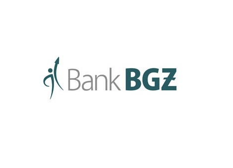 De Italiaanse bank UniCredit heeft een voorlopig bod uitgebracht op de Poolse branchegenoot BGZ, die eigendom is van Rabobank. Dat is donderdag bekend geworden. Rabobank zei in juni de 'strategische opties' voor BGZ te bestuderen. Volgens lokale media zou de bank circa 1 miljard dollar, zo'n 730 miljoen euro, kunnen opleveren. Een woordvoerder van Rabobank meldde donderdag dat het verkoopproces zich in een vroeg stadium bevindt en dat het bod van UniCredit niet bindend is. Behalve UniCredit, één van de grootste banken van Italië, hebben volgens bronnen ook onder meer enkele Franse financiële instellingen en het Nederlandse ING belangstelling voor BGZ. Rabobank kocht in 2004 een belang in BGZ van 35,4 procent voor een bedrag van 147,5 miljoen euro. Inmiddels heeft Rabo een belang van 98 procent in BGZ.