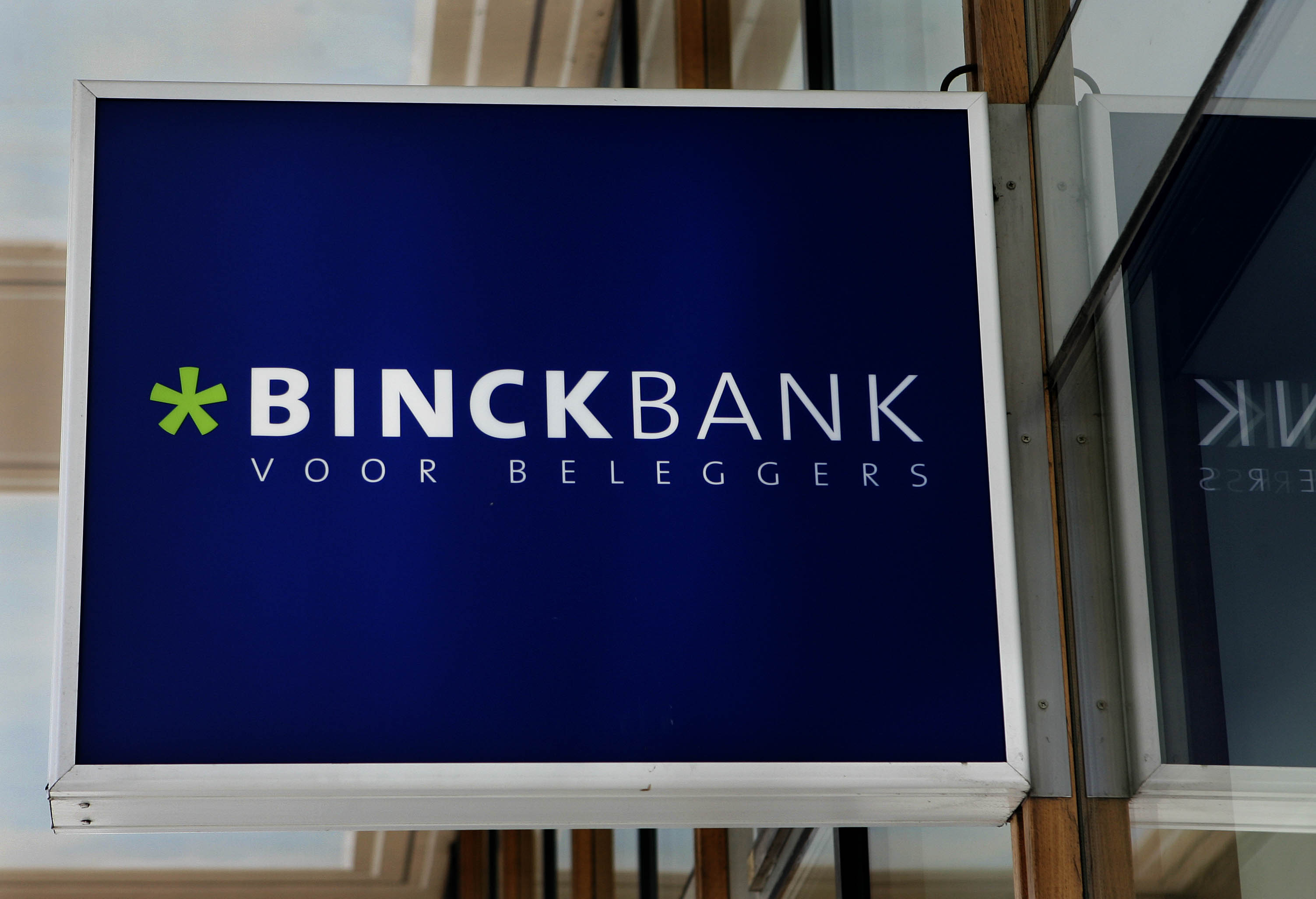 BNP Paribas heeft onlangs een kort geding aangespannen tegen BinckBank vanwege het gebruik door de onlinebroker van de naam Turbo voor beleggingsproducten. De Franse bank claimt het alleenrecht op die benaming, zo bevestigde een woordvoerder van Binck vrijdag naar aanleiding van berichtgeving door De Telegraaf. BNP Paribas kreeg de merknaam Turbo eerder dit jaar in bezit door de overname van activiteiten van Royal Bank of Scotland. De introductie door BinckBank van eigen turbo's, beleggingsproducten waarbij met een hefboom kan worden ingespeeld op koersstijgingen en -dalingen van onderliggende waarden, schoot BNP daarom in het verkeerde keelgat. Binck vindt echter dat de naam turbo is ingeburgerd, waardoor inmiddels sprake is van een soortnaam. De rechter doet volgens de woordvoerder dinsdag uitspraak in het kort geding.