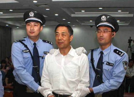 De wegens corruptie tot levenslang veroordeelde Chinese ex-politicus Bo Xilai gaat in hoger beroep tegen zijn recente veroordeling. Dit heeft de betrokken rechtbank in het Oost-Chinese Jinan woensdag bevestigd. De zaak van Bo Xilai (64) komt dus opnieuw voor de rechter. Bo werd in september veroordeeld. Het proces was een zeldzaam mediaspektakel in China. De rechtbank bracht bij hoge uitzondering verslag uit via Weibo, de Chinese variant van Twitter. Staatsmedia maakten Bo zelfs uit voor leugenaar, nadat het proces tegen Bo op 22 augustus was begonnen met een ongewoon fel pleidooi van hem. Bo zou voor omgerekend enkele miljoenen euro’s aan steekpenningen hebben aangenomen. Hij kreeg daarvoor levenslang. Voor verduistering kreeg hij 15 jaar cel en voor machtsmisbruik nog eens 7. “Bo Xilai was een dienaar van de staat, die zijn macht misbruikte en zo het land en de mensen enorme schade toebracht”, aldus de rechtbank. Toppositie in het verschiet Tijdens het proces heeft Bo zich fel verdedigd. Hij zei dat hij valselijk is beschuldigd en erin is geluisd, hoewel hij ook erkende “slordig” te zijn geweest met overheidsgeld. Bo Xilai was tot vorig jaar partijleider in de stad en provincie Chongqing en leek af te stevenen op een toppositie in de Communistische Partij en de regering. Het schandaal rond Bo was een van de grootste in twee decennia in de Chinese politiek en gaf een inkijkje in de macht in China. Rechterhand van Bo De zaak kwam aan het rollen toen Bo’s voormalige rechterhand Wang Lijun vorig jaar naar het Amerikaanse consulaat vluchtte, waarschijnlijk na een onderling conflict. Volgens mediaberichten wilde hij asiel aanvragen in de VS en deed hij onthullingen over de moord op de Britse zakenman Neil Heywood, waar Bo’s vrouw Gu Kailai voor is veroordeeld tot een voorwaardelijke doodstraf. Zij had een zakelijk geschil met de Brit en vergiftigde hem. Bo zou zijn macht hebben misbruikt om de moord te verdoezelen.