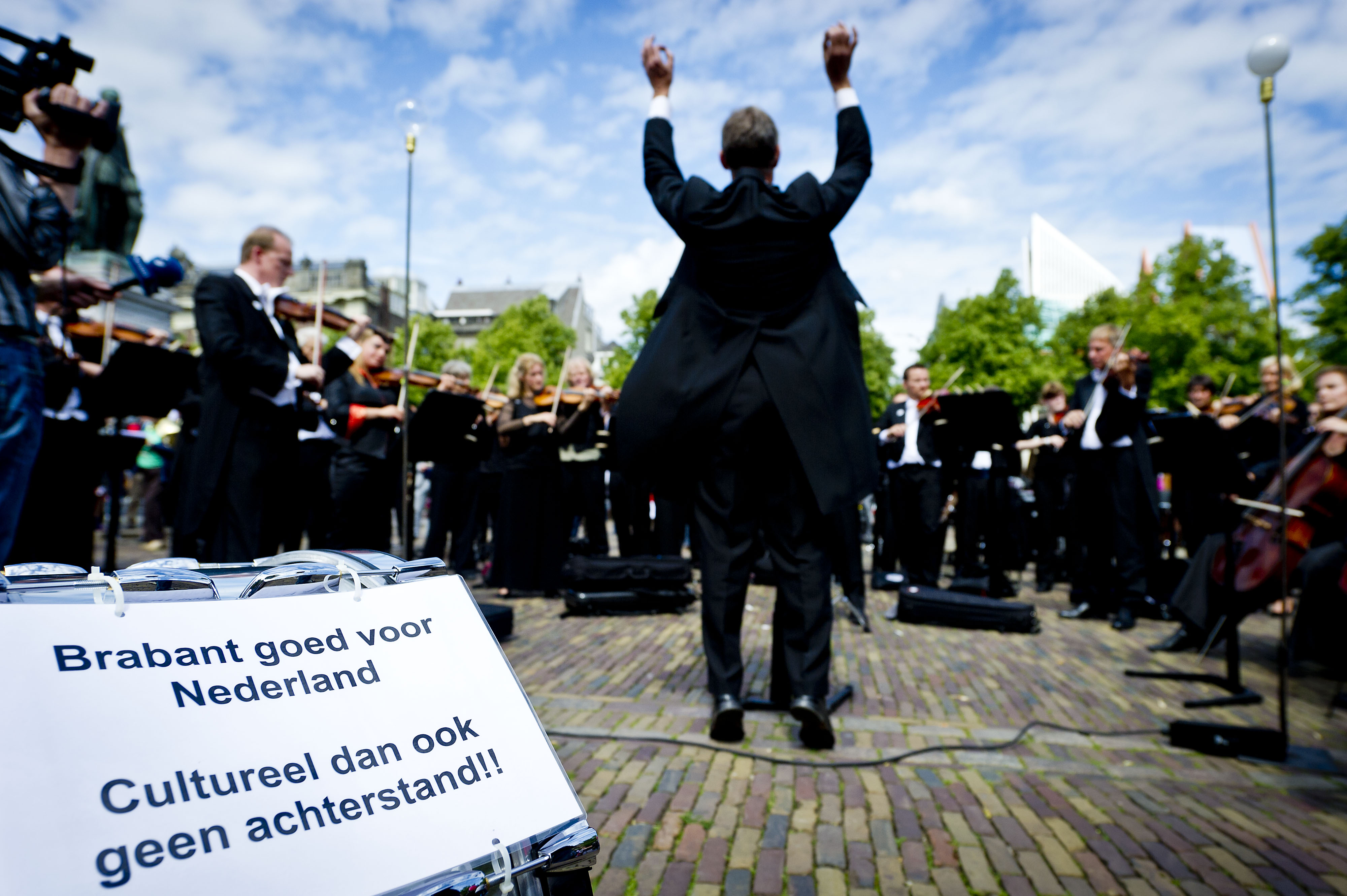 De voormalig directeuren van Het Brabants Orkest (HBO) en het Limburgs Symfonie Orkest (LSO) krijgen in totaal ruim 5 ton ontslagvergoeding, omdat zij door een fusie overbodig zijn geworden. De kantonrechter in Eindhoven heeft dat bepaald. Zakelijk leider Henri Broeren van het LSO krijgt bijna 305.000 euro, directeur Arthur van Dijk van HBO krijgt ruim 216.000 euro. De twee orkesten werden gedwongen om te fuseren. Ze gingen in april op in de philharmonie zuidnederland. Het nieuwe orkest wilde ieder maximaal 75.000 euro ontslagvergoeding betalen vanwege de regels voor topinkomens. Maar de rechter bepaalde de ontslagvergoeding op de helft van het salaris dat de voormalige directeuren nog tot hun 65e zouden verdienen.