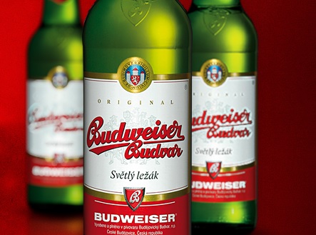 De oorlog is nog niet gewonnen, maar de slag in Italië voorlopig wel. Het enige Budweiser-bier dat in Italië te krijgen is, komt uit een brouwerij uit het Tsjechische Budweis niet van die van biergigant Anheuser-Busch InBev. Gestaag introduceert de Tjechische brouwer Budějovický Budvar zijn Budweiser-bier in Europa. En daarbij stuit het al snel op een concurrent: het gelijknamige bier Budweiser van Anheuser- Busch InBev, de grootste bierbrouwer ter wereld. De Italiaanse rechter gaf eerder de Amerikanen het recht op de merknaam Budweiser, maar het Italiaanse Hooggerechtshof heeft dat vonnis nu nietig verklaard. De Tsjechen kunnen hun bier nog dit jaar onder de naam Budweiser introduceren, schrijft The Wall Street Journal dinsdag. De Amerikaans-Belgische brouwer kiest voorlopig eieren voor zijn geld en verkoopt zijn bier voorlopig onder de naam Bud Bier, net als ze overigens nu al doen in overigens Frankrijk, Nederland en Rusland. Koude merkoorlog Tijdens de Koude Oorlog vormde het geen probleem. Terwijl in het Westen de naam Budweiser stond voor het Amerikaanse bier, dronk men achter het ijzeren gordijn Budweiser gebrouwen in České Budějovice. Maar na de val van het ijzeren gordijn ontstond er een probleem. De Tsjechen vonden dat zij recht hadden op de naam Budweiser. Budweis is immers de Duitstalige naam van het stadje. Alleen pils uit Budweis mocht die naam dragen, vond de brouwer Budvar. Bovendien wordt er al sinds de Middeleeuwen bier gebrouwen. De Amerikanen stellen echter dat zij al decennialang zonder problemen bier onder de naam Budweiser hebben verkocht. Anheuser-Busch gebruikt de naam al sinds 1876 in de Verenigde Staten. Tsjechen aan winnende hand Op dit moment zijn er tientallen juridische geschillen over de naam Budweiser, maar zeker in Europa zijn de Tsjechen aan de winnende hand. Het Europese hof van Justitie heeft tot twee keer toe een poging van de Amerikaans-Belgische brouwer om het merk exclusief vast te leggen afgewezen. Eén van de meest voor de hand liggende oplossingen, een overname van de Tsjechische brouwer door Anheuser-Busch InBev, stuit tot nog toe op weerstand bij de Tsjechen, de trotse uitvinders van pils.