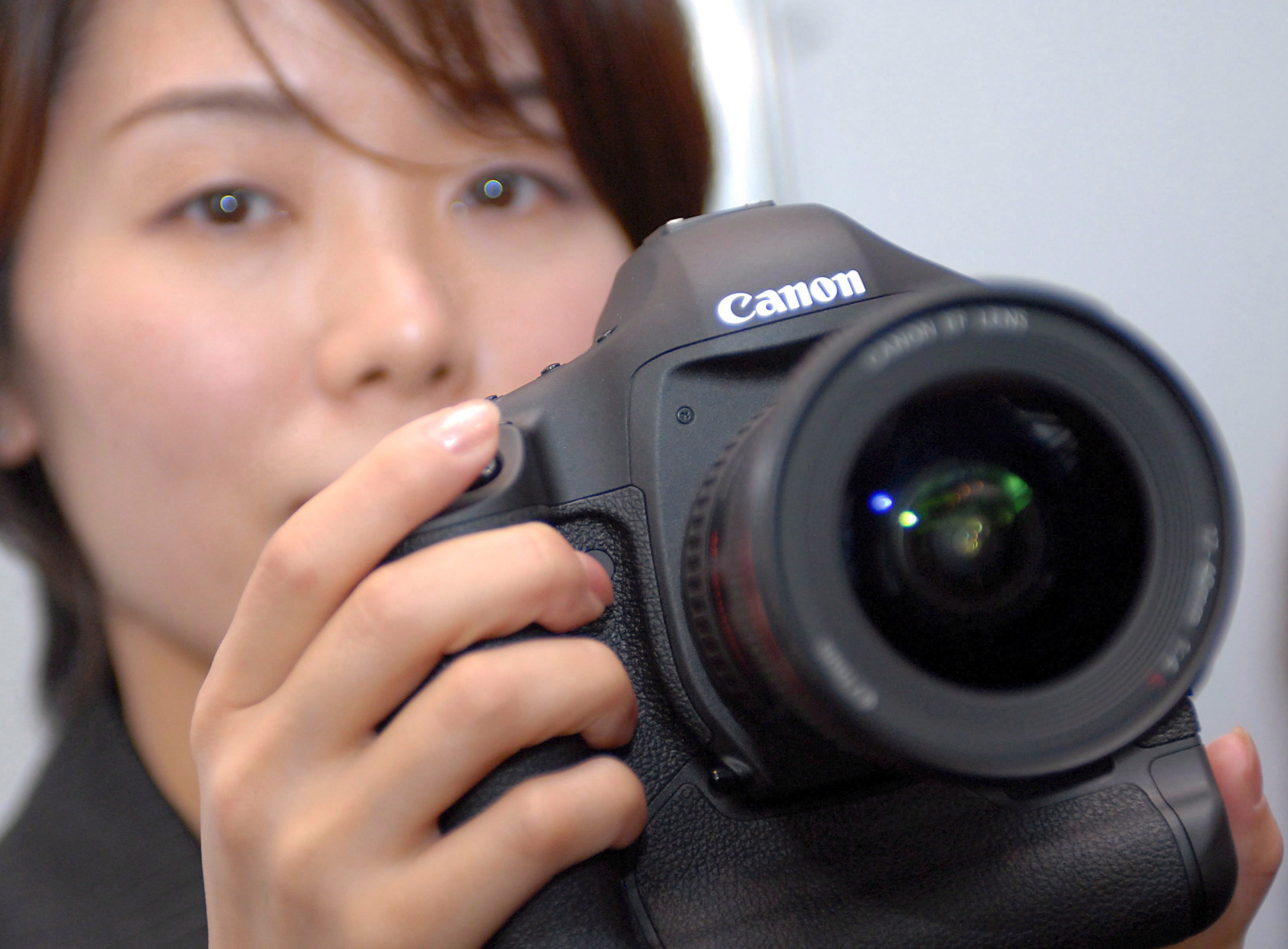 De Japanse fabrikant van onder meer digitale camera's Canon heeft voor het tweede kwartaal op rij zijn winstverwachting voor dit jaar verlaagd. De vraag naar camera's uit met name het duurdere marktsegment staat nog altijd onder druk door economische tegenwind en de toenemende concurrentie van smartphones. Dat meldde het bedrijf donderdag. Canon gaat nu uit van een nettowinst rond de 240 miljard yen (1,8 miljard euro), waar het eerder een winst van 260 miljard yen voorspelde. Daarmee zit het bedrijf nu onder de gemiddelde prognose van door persbureau Bloomberg gepolste analisten. Canon verwacht dit jaar nog maar 8 miljoen spiegelreflex- en systeemcamera's aan de man te brengen, tegen 8,2 miljoen vorig jaar. Eerder ging het bedrijf uit van 9 miljoen stuks.