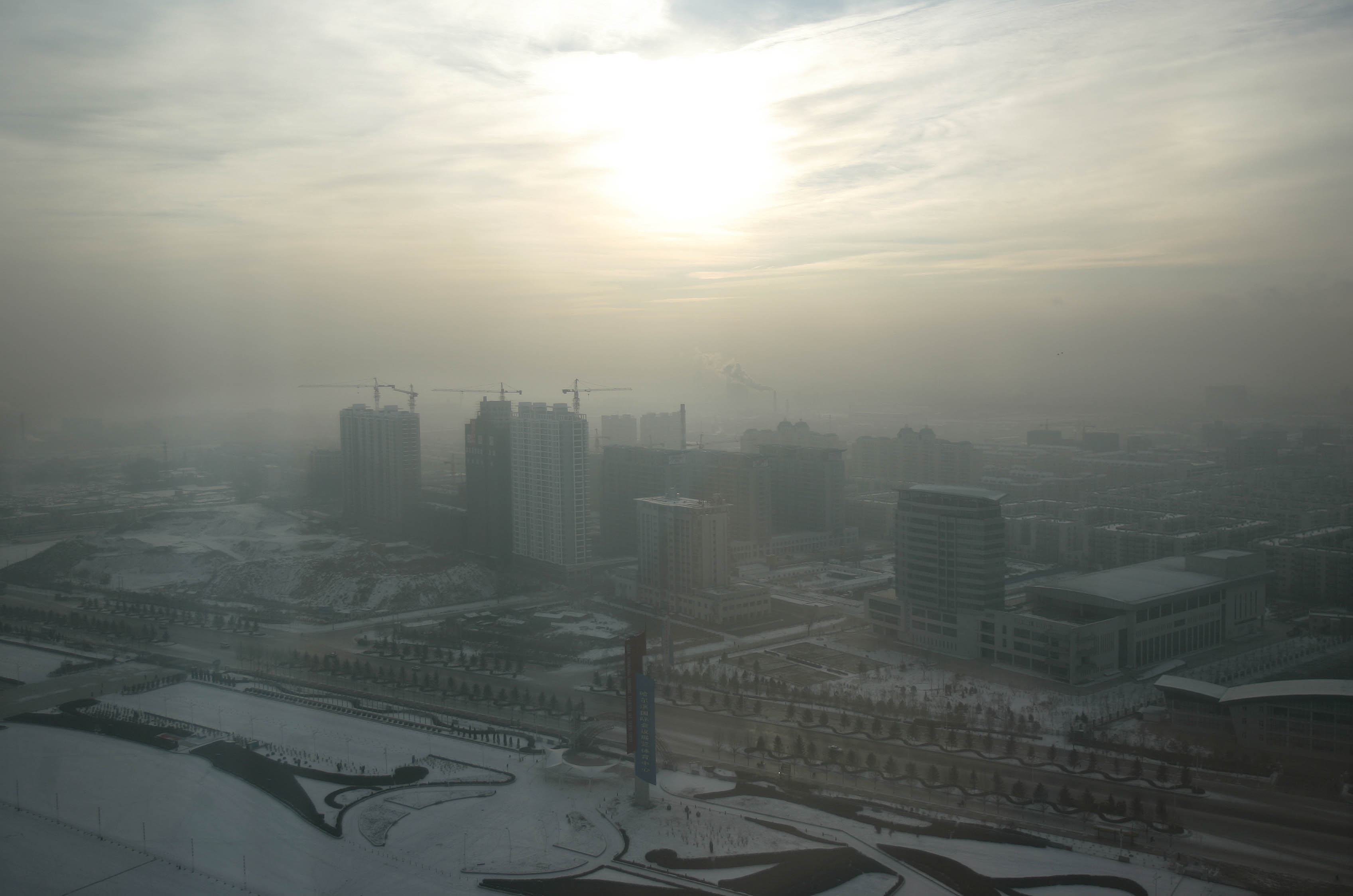 Het openbare leven in de Chinese miljoenenstad Harbin ligt maandag door de smog voor een groot deel stil. Uit metingen blijkt dat er een veel te hoge concentratie van schadelijke stoffen in de lucht zit. Alle lagere en middelbare scholen en het vliegveld van Harbin zijn dicht. Ook veel bussen rijden niet, aldus het Chinese staatspersbureau Xinhua. De autoriteiten verwachten dat de smog nog zeker 24 uur boven Harbin hangt. Harbin ligt in het noordoosten van China en telt circa 11 miljoen inwoners.
