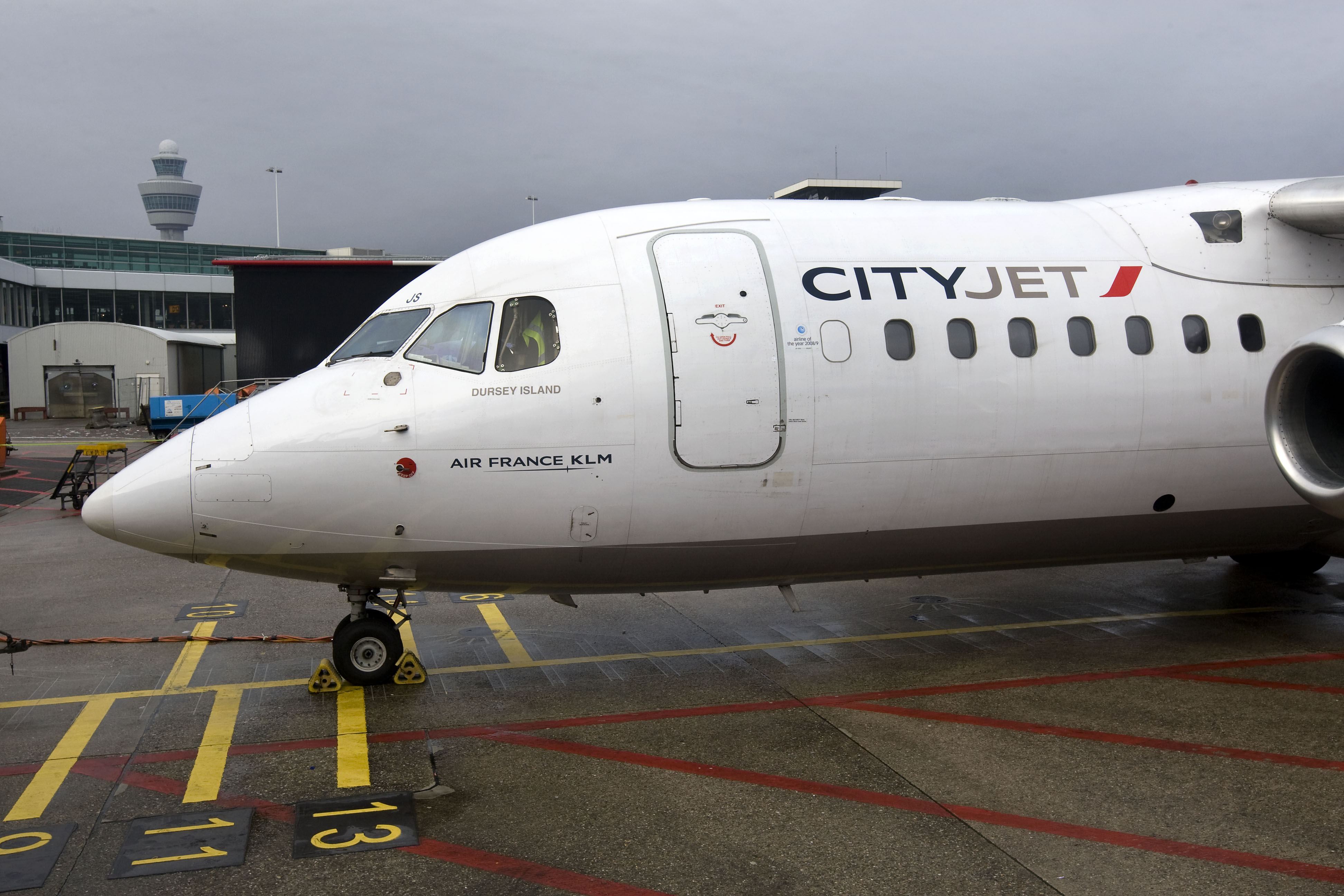 Air France-KLM is er na een jaar nog steeds niet in geslaagd de verlieslijdende dochter CityJet te verkopen. Maar topman Alexandre de Juniac van Air France-KLM hoopt nog steeds de regionale airline “zo spoedig mogelijk” van de hand te kunnen doen. De Juniac zei dit woensdag tegen de Irish Independent in Dublin - CityJet heeft een Ierse registratie. In april van dit jaar verwachtte topvrouw Christine Ourmières van CityJet nog de naam van de nieuwe eigenaar in de zomer bekend te kunnen maken. Maar de zomer is intussen voorbij en CityJet is nog steeds in handen van Air France-KLM. De Juniac liet woensdag een nieuwe voorspelling achterwege. “We hopen deze kwestie zo spoedig mogelijk op te lossen, dat is het beste voor iedereen.” Het Duitse Intro Aviation lijkt nog steeds de belangrijkste gegadigde, maar de twee partijen kunnen het niet eens worden over de prijs. “Voor een transactie heb je twee partijen nodig: een verkoper en een koper”, zei De Juniac woensdag cryptisch. Ook het Ierse ASL Aviation (deel van Air Contractors) zou CityJet wel willen overnemen.