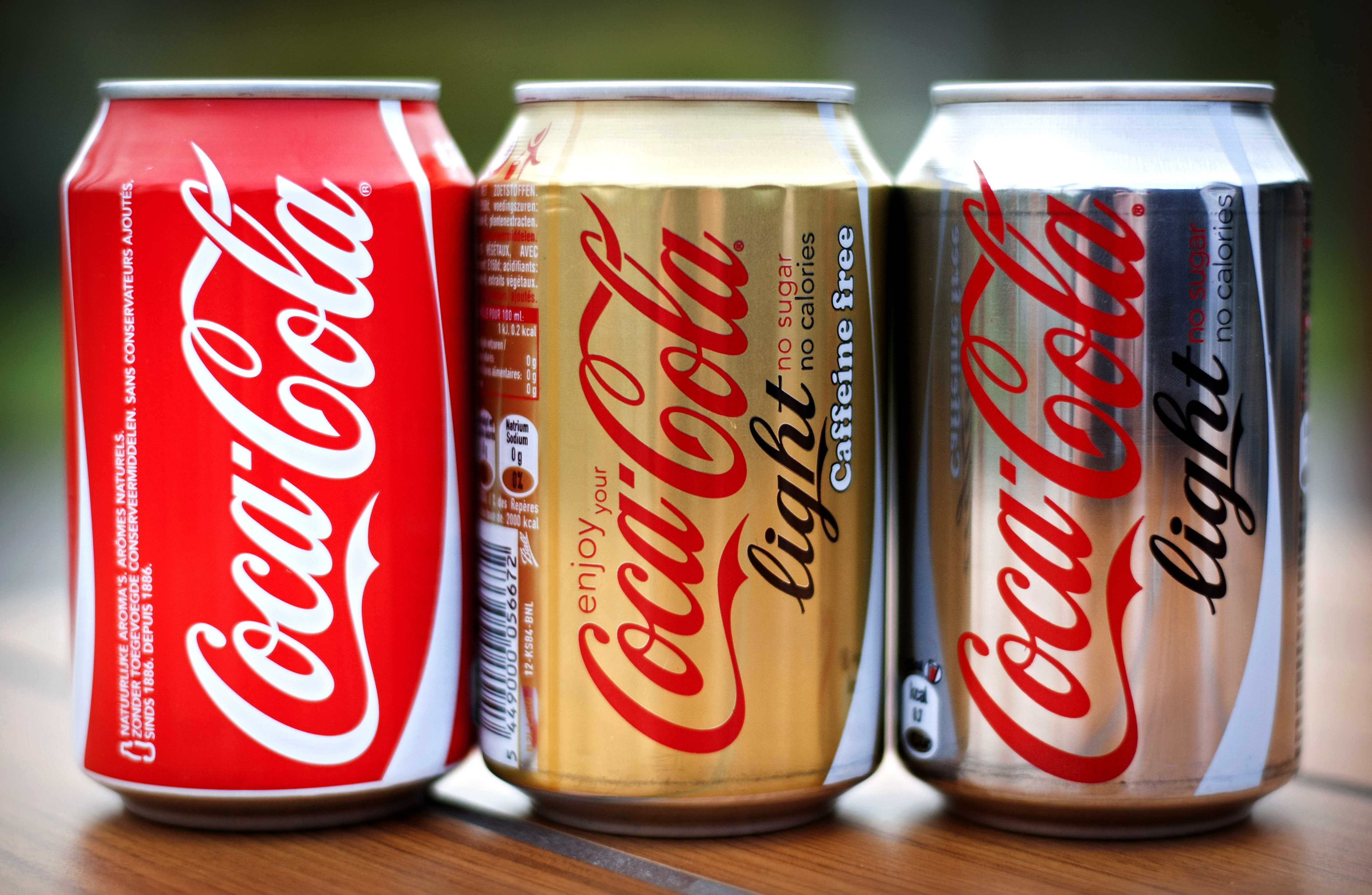 Coca-Cola heeft in het derde kwartaal minder frisdrank verkocht op zijn belangrijke thuismarkt Noord-Amerika. Dat bleek dinsdag uit de kwartaalresultaten van 's werelds grootste frisdrankconcern, dat de afgelopen periode zowel het resultaat als de omzet zag dalen. Coca-Cola realiseerde een winst van circa 2,1 miljard dollar. Dat was een jaar geleden nog bijna 2,5 miljard dollar. De opbrengsten zakten tot bijna 12 miljard dollar. Het bedrijf denkt dat de winstgroei dit jaar lager uitvalt dan de doelstelling voor de lange termijn, zo gaf topman Muhtar Kent aan. De onderneming verwacht verder dat bijvoorbeeld negatieve wisselkoerseffecten een negatieve invloed zullen hebben op het resultaat van komend jaar. Eerder dit jaar kondigde het concern een groot stappenplan aan om de groei op de lange termijn nieuw leven in te blazen. Coca-Cola maakte dinsdag bekend dat het begonnen is met ingrepen om vanaf 2019 op jaarbasis 3 miljard dollar te besparen. Als onderdeel van de besparing worden veel distributiegebieden in Amerika verkocht aan onafhankelijke bottelarijen.