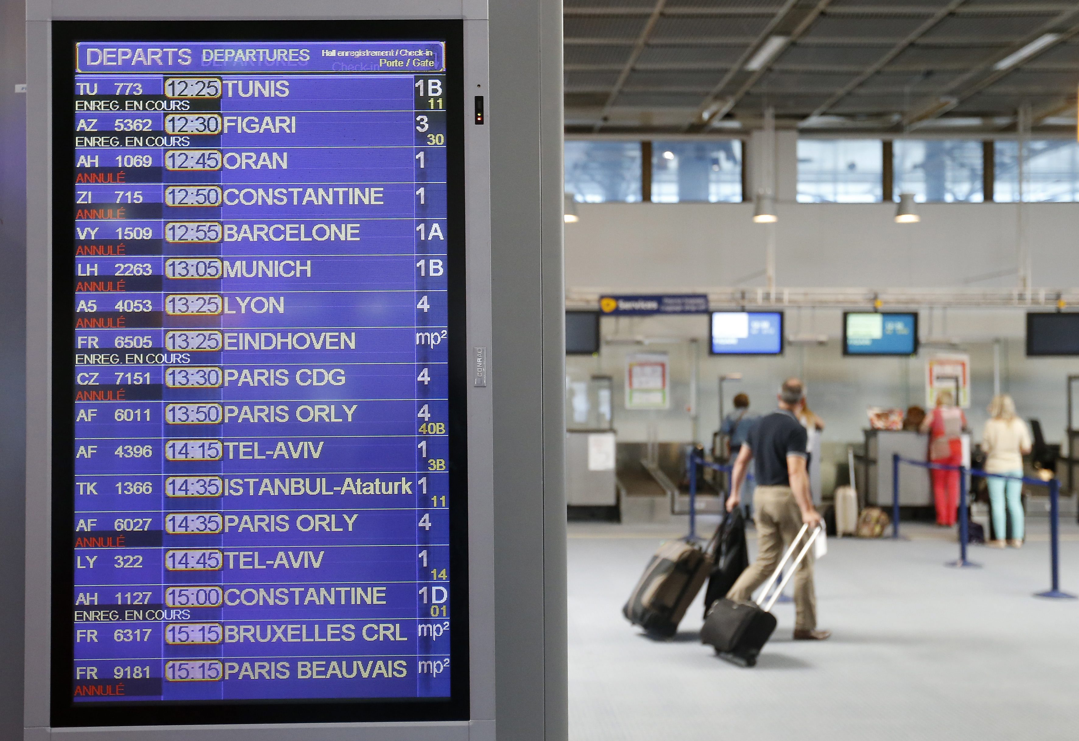 Het vliegverkeer in Frankrijk heeft donderdag mogelijk last van een staking. Twee vakbonden, die samen ruim een kwart van alle luchtverkeerleiders vertegenwoordigen, hebben daartoe opgeroepen. Dat meldden Franse media donderdag. De luchtvaartdienst DGAC heeft luchtvaartmaatschappijen gevraagd uit voorzorg circa 10 procent van hun vluchten in Frankrijk te annuleren. Omdat relatief veel leden van de betrokken bonden werken op het controlecentrum in Aix-en-Provence, zullen vooral vluchten van en naar Zuid-Frankrijk, Spanje, Portugal en Noord-Afrika worden getroffen. Aanvankelijk zouden duizenden luchtverkeersleiders in heel Europa donderdag het werk neerleggen. Zij zijn fel tegen nieuwe Europese regelgeving die erop gericht is de vliegveiligheid te vergroten en aan de andere kant de kosten drastisch te verlagen. Vakorganisatie Acteuc vindt de nieuwe doelstellingen "volstrekt onrealistisch". Vorige week is echter besloten de actiedag tot nader order uit te stellen. Dat gebeurde nadat de werkgevers in de branche en de Europese Commissie hadden aangeboden om opnieuw over de voorstellen te gaan praten.