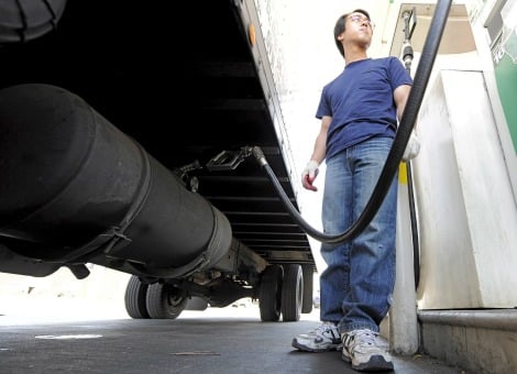 Diefstal van diesel uit vrachtwagens neemt sterk toe. Criminelen trekken door heel Nederland om de brandstof uit de trucks te tappen. Dat zegt Transport en Logistiek Nederland (TLN). De ondernemersorganisatie baseert zich op signalen van politie en justitie en het groeiend aantal vervoerders uit hele land dat bij TLN aan de bel trekt. Het gaat om tientallen gevallen per week en niet alleen in de transportsector, maar ook in andere sectoren zoals de bouw en de landbouw, licht een TLN-woordvoerder toe. De organisatie pleit voor een landelijke aanpak van het probleem, net zoals dat de laatste jaren succesvol met ladingdiefstallen is gebeurd. Diesel is volgens TLN een aantrekkelijk buit door de hoge brandstofprijzen. De gestolen brandstof gaat het zwarte circuit in. De criminelen slaan vooral toe op plekken die minder goed zijn beveiligd, zoals bedrijventerreinen waar vrachtwagens staan geparkeerd. De schade voor vervoerders kan oplopen tot duizenden euro's. Een volle tank diesel van 500 à 1000 liter kost al gauw 750 euro tot 1250 euro. Daarbij komen soms reparatiekosten als de dieven een gat hebben geboord in de tank en schoonmaakkosten als diesel is gelekt op de grond. TLN constateert dat lang niet alle vervoerders aangifte doen. Het kost ze te veel tijd. Bovendien denken veel getroffen ondernemers dat de politie het oplossen van deze vorm van criminaliteit niet hoog op de prioriteitenlijst heeft staan.