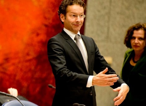 Minister Jeroen Dijsselbloem van Financiën gaat een nieuw aanbod op papier zetten dat de oppositie gunstig moet stemmen over het kabinetsplan om volgend jaar 6 miljard euro extra te bezuinigen. Dat bleek woensdag na een ronde gesprekken die Dijsselbloem had met fractievoorzitters en financieel specialisten van zes oppositiefracties in de Tweede Kamer. CDA-leider Sybrand Buma zei na afloop dat hij Dijsselbloem heeft voorgehouden dat hij nu écht moet bewegen en een nieuw voorstel moet doen richting de oppositie. "Hij beseft dat ook en zal met een nieuw stuk komen." De tijd van verkenningen is voor Buma voorbij. "Ik wacht zijn stuk af, maar als het weer zoiets is met pappen en nathouden, dan heeft verder praten geen zin. Niet eindeloos in rondjes draaien." Rituele dans D66-leider Alexander Pechtold waarschuwde voor "een herhaling van zetten en een rituele dans. Het kabinet moet nu over de streep komen. Er is al veel tijd verloren." Bram van Ojik (GroenLinks) zei: "Het kabinet moet nu wel keuzes maken of het linksom of rechtsom wil. Anders heeft verder praten geen zin." Belangrijk voor hem is dat het kabinet meer banen creëert en dat de vergroening niet zozeer neervalt bij consumenten, maar bij grootgebruikers in de industrie, die bijvoorbeeld veel water verspillen. Steun van Eerste Kamer nodig De verwachting is dat Dijsselbloem over zijn stuk nog overleg heeft met de regeringspartijen VVD en PvdA. Niet duidelijk is of zij daarvoor nog om de tafel gaan. Mogelijk gaat het overleg tussen Dijsselbloem en een aantal oppositiefracties donderdagavond verder. Het kabinet heeft steun van oppositiepartijen nodig om de eigen plannen door de Eerste Kamer te krijgen. De coalitie van VVD en PvdA heeft een minderheid van 30 van de 75 zetels. PVV, SP en de PvdD weigeren met het kabinet te praten; zij willen dat Rutte-2 aftreedt en dat er nieuwe verkiezingen komen.