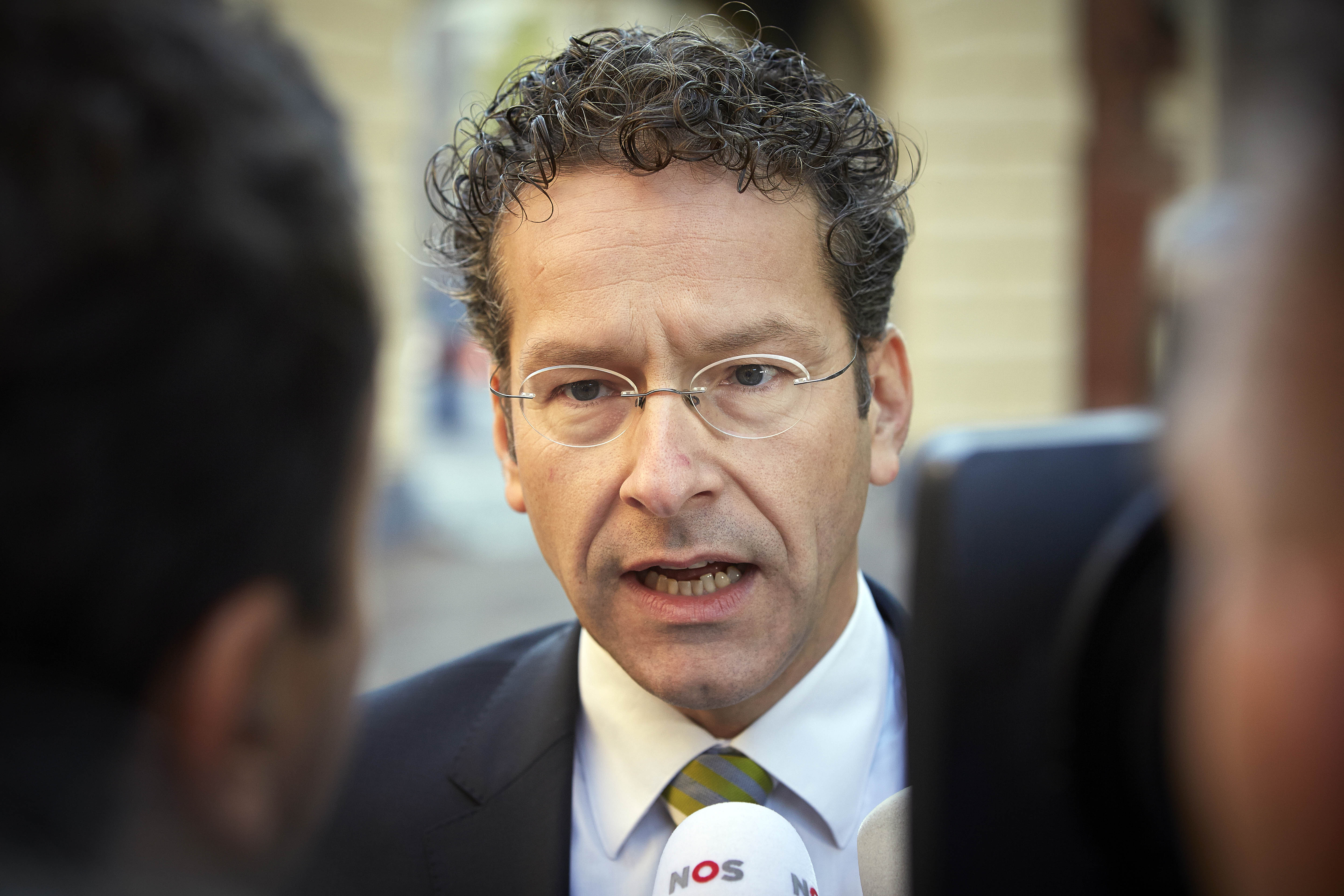 Minister Jeroen Dijsselbloem van Financiën is donderdag de hele middag weer zoet met overleg over de begroting van volgend jaar en de kabinetsplannen om volgend jaar 6 miljard euro extra te bezuinigen. Rond 13 uur komen de fractievoorzitters en financieel specialisten van de regeringspartijen VVD en PvdA bij Dijsselbloem. Die ontvangt vervolgens rond 14.30 uur de financieel specialisten van de oppositiepartijen CDA, D66, ChristenUnie, GroenLinks, SGP, 50Plus. Ook hierbij zijn Pvda en VVD aanwezig. Bij de oppositiepartijen wordt overwogen om ook opnieuw de fractievoorzitters te sturen. De fracties hoeven voorafgaand aan het overleg niet te rekenen op een nieuw stuk van Dijsselbloem. Dat krijgen ze waarschijnlijk aan het begin van de bijeenkomst om 14.30 uur uitgereikt. Het overleg moet voor 17 uur afgelopen zijn, want dan debatteert de Kamer met Dijsselbloem over de volgende vergadering van de eurolanden. Gesprek met D66 Het begrotingsoverleg met oppositiefracties begon afgelopen maandag. Woensdagavond zat D66-leider Alexander Pechtold met zijn financiële woordvoerder Wouter Koolmees ruim 3 uur in het Torentje van premier Mark Rutte voor overleg met Rutte, Dijsselbloem en vicepremier Lodewijk Asscher. Pechtold sprak na afloop van een "verhelderend" gesprek, maar geen van de aanwezigen wilde iets zeggen over de inhoud van het besprokene. Het kabinet wil graag voor de algemene financiële beschouwingen van komende dinsdag een deal sluiten met een aantal oppositiepartijen, om zo verzekerd te zijn van voldoende steun in de Eerste Kamer. Daar hebben VVD en PvdA een minderheid.