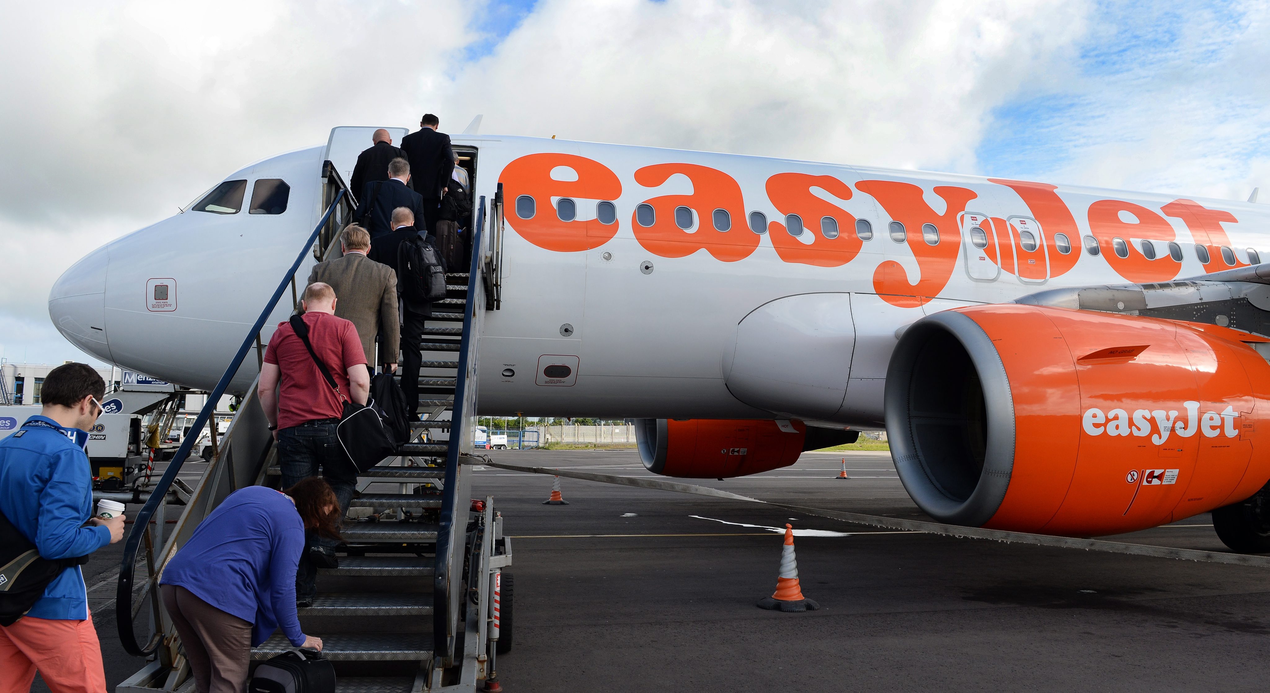 De Britse luchtvaartmaatschappij easyJet verwacht dat de winst voor belastingen in het op 30 september afgesloten boekjaar fors is gestegen tot minstens 470 miljoen pond (560 miljoen euro). Dat maakte het bedrijf donderdag bekend. EasyJet heeft de winst daarmee met ongeveer de helft weten op te voeren ten opzichte van vorig jaar. Toen zette de op een na grootste prijsvechter van Europa een operationeel resultaat van 317 miljoen pond in de boeken. Eerder ging easyJet uit van een winst van minimaal 450 miljoen pond. De bovengrens van de afgegeven bandbreedte bleef ongewijzigd op 480 miljoen pond. De definitieve en volledige jaarcijfers worden op 19 november gepubliceerd.