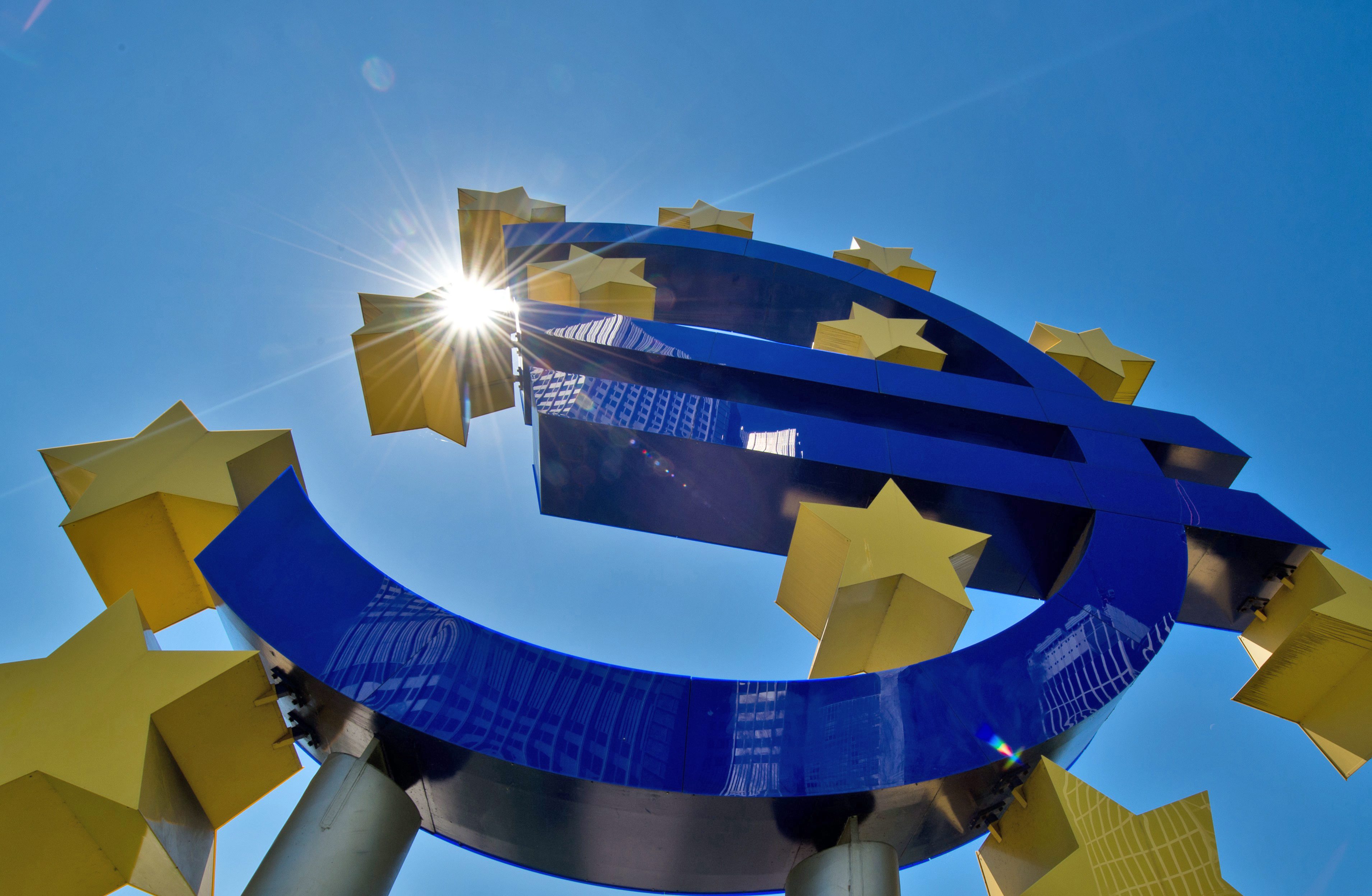 Het economisch herstel in de eurozone blijft omgeven met grote risico's, onder meer door het uitblijven van structurele hervormingen in de landen van het eurogebied. Dat schrijft de Europese Centrale Bank (ECB) in zijn donderdag gepubliceerde maandrapport. Volgens de ECB blijven daarnaast de geopolitieke spanningen in de wereld het vertrouwen onder druk zetten, waardoor de private investeringsbereidheid wordt geremd. In het rapport wordt verder gemeld dat het beleidsbepalende comité van de ECB indien nodig unaniem bereid is meer onconventionele maatregelen te nemen om de risico's van een aanhoudend lage inflatie aan te pakken. De ECB kondigde eerder deze maand aan schuldpapieren bij banken op te gaan kopen om zo de economie te stimuleren en de lage inflatie tegen te gaan.