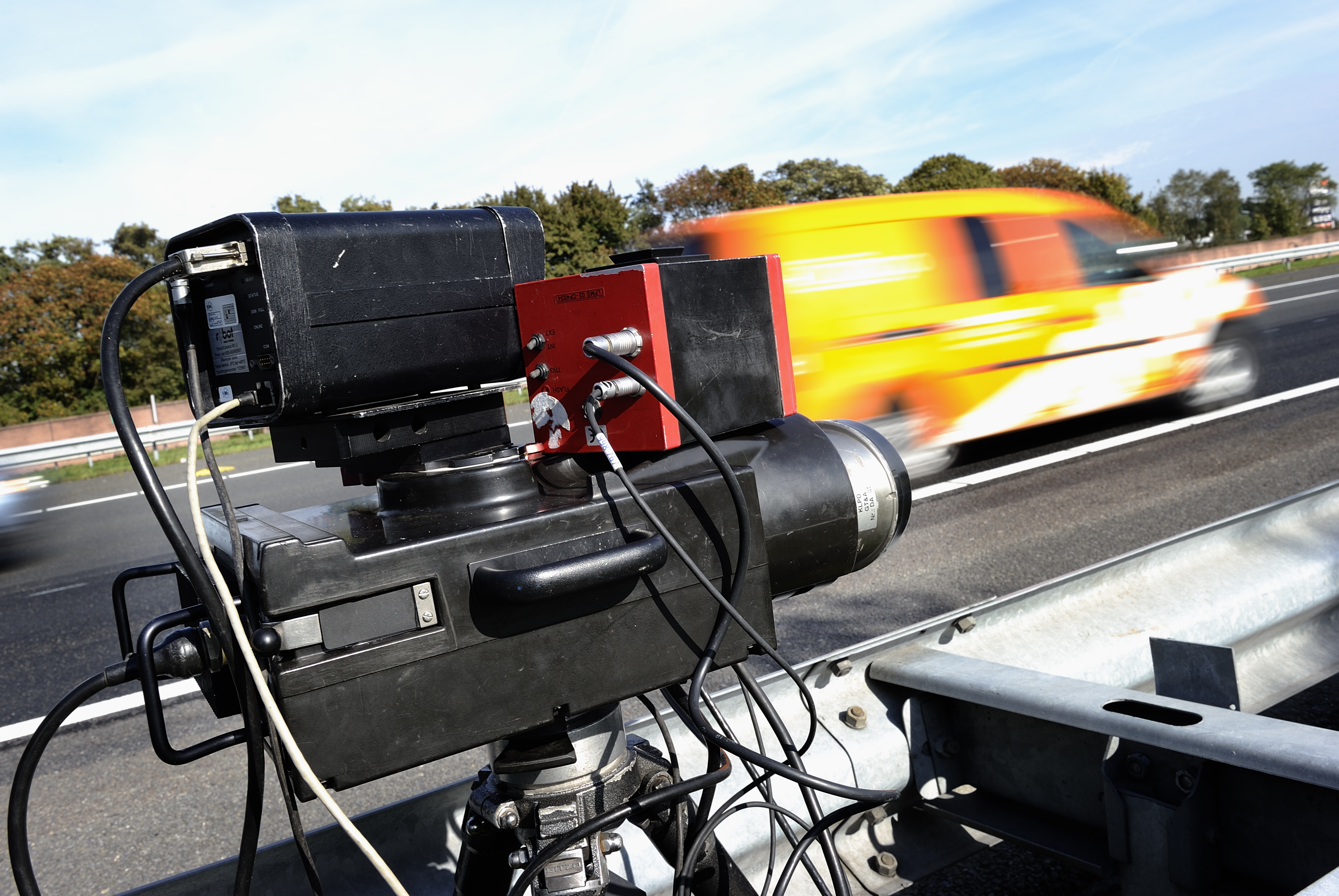 De Duitse politie heeft donderdag en vrijdagochtend 83.000 automobilisten geflitst die te hard reden. In alle 16 deelstaten werd vanaf donderdagochtend 06.00 uur een 24-uurs 'flitsmarathon' gehouden. Ongeveer 15.000 politiemensen deden mee aan de controle op 8700 plaatsen in Duitsland. Volgens de politie werden tijdens de flitsmarathon ruim 3 miljoen auto's gecontroleerd. Dat er nog zoveel chauffeurs te hard reden, is op zich opmerkelijk: de actie was breed uitgemeten in de media aangekondigd. De ‘flitsmarathon’ was het resultaat van een overleg tussen de landelijke verkeersminister en zijn collega’s van de deelstaten. De verkeersminister van Nordrhein-Westfalen zei dat de "flitsmarathon bedoeld is om mensen aan het denken te zetten en de gevaren van de te snel rijden duidelijk te maken". In de deelstaat Nordrhein-Westfalen – de aan ons land grenzende deelstaat – is al vier keer eerder zo’n 24-uurs controle gehouden. Bij de controle worden alle plaatsen waar gecontroleerd zal worden vooraf bekend gemaakt. Zelfs kleine snelheidsovertredingen worden beboet. De Duitse automobielclub ADAC is kritisch over de flitsmarathon. De organisatie is van mening dat de meeste automobilisten alleen tijdens de actie rustig rijden en dat hun gedrag niet echt verandert.