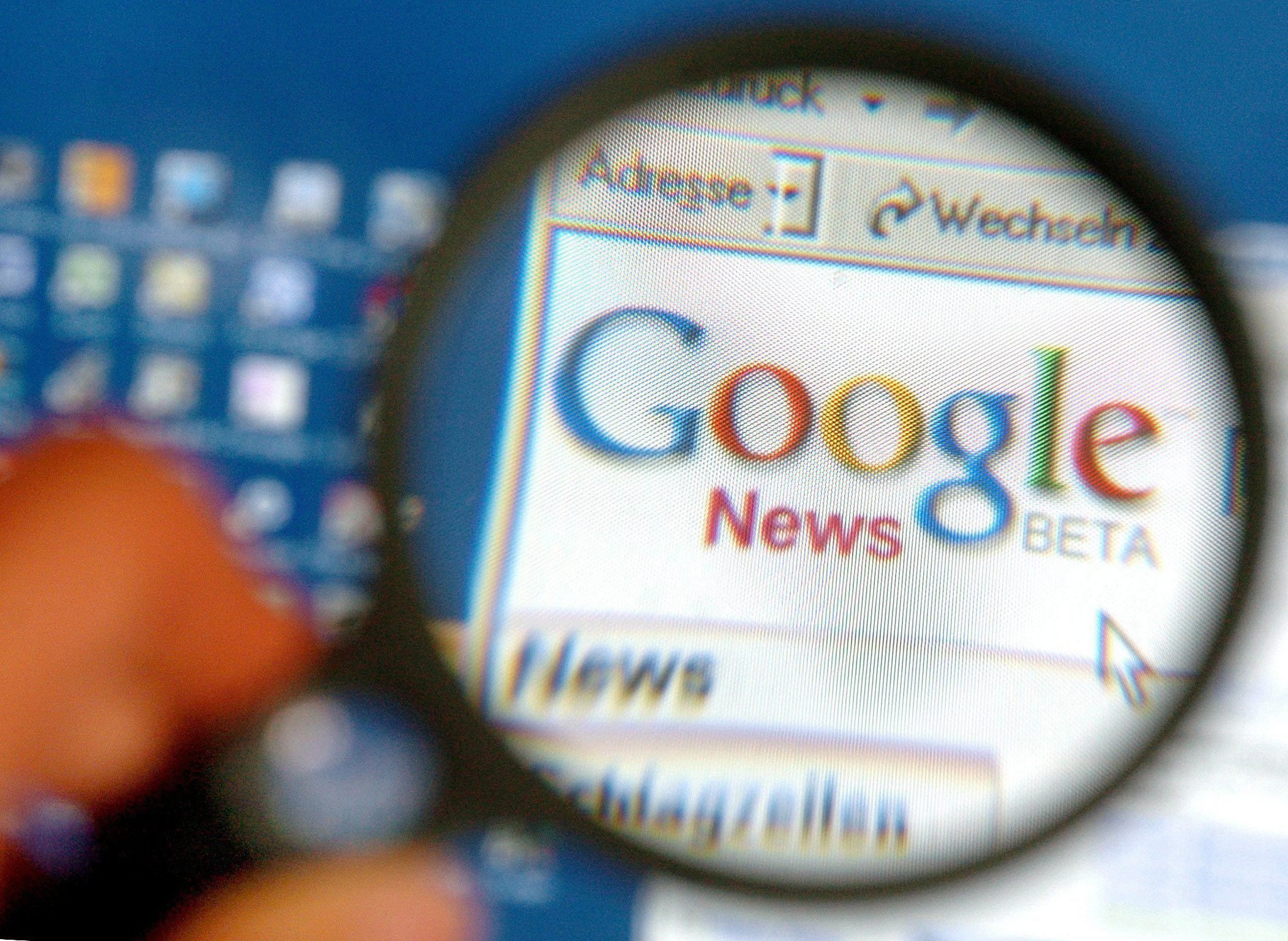 Het aandeel Google noteerde vrijdagmiddag op de beurs in de Verenigde Staten voor het eerst boven de duizend dollar De aandelenbeurzen in New York zijn vrijdag overwegend hoger geopend alleen de Dow-Jonesindex daalde naar negatief terrei Techreus Google bracht donderdag na de slotbel al de resultaten naar buiten. Het internetconcern behaalde in het derde kwartaal een omzet van 14,9 miljard dollar (10,9 miljard euro), 12 procent meer dan in dezelfde periode vorig jaar. De nettowinst steeg met 36 procent op jaarbasis tot 3 miljard dollar. Het bedrijf heeft volgens topman Larry Page ,,opnieuw een sterk kwartaal'' achter de rug waarin ook op technologisch gebied veel vooruitgang is geboekt. Zie voor een meer uitgebreide bespreking van de resultaten van Google deze analyse van Z24's Herwin Thole. Het aandeel Google won vrijdagmiddag bijna 13 procent een steeg tot boven duizend dollar. Google bereikte daarmee een beurswaarde van 334 miljard dollar. Ter vergelijking: Apple was vrijdag zo'n 461 miljard dollar waard op de beurs.