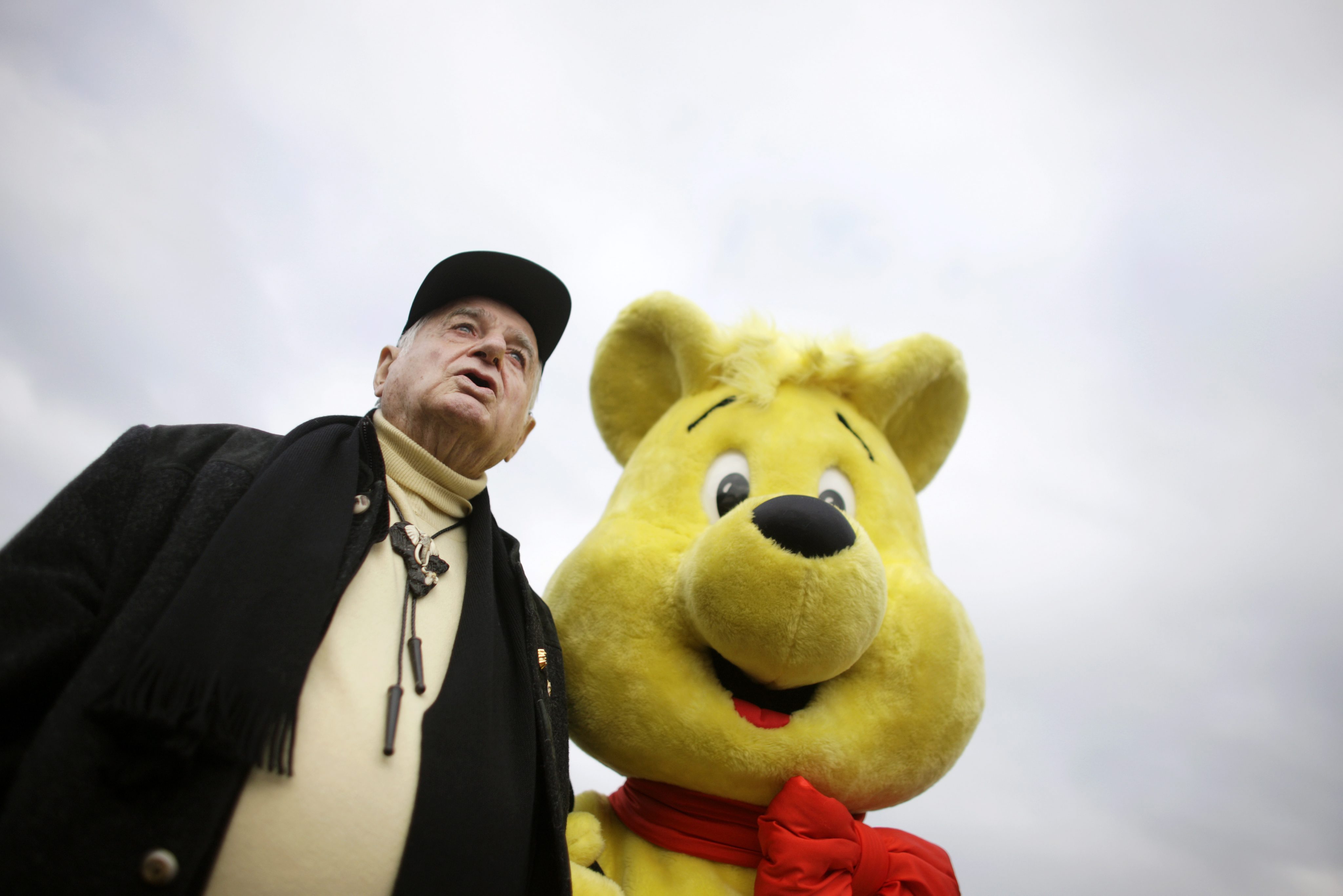 De directeur van snoepfabrikant Haribo, bekend van snoepwaren als gummibeertjes en colaflesjes, is dinsdag overleden. Hans Riegel overleed op 90 jarige leeftijd aan hartfalen. Dat heeft zijn familie bekendgemaakt. Riegel nam in 1946 het roer over bij de fabriek die in 1920 door zijn vader, Hans Riegel senior, was opgericht. De naam van de onderneming ontleende de oprichter aan zijn eigennaam plus de toevoeging van de vestigingsplaats Bonn. Familiebedrijf Hans Riegel jr bouwde de onderneming samen met zijn broer Paul uit tot internationaal formaat met productiefaciliteiten in verscheidene Europese landen, waaronder Nederland. Er werken 6000 mensen. Paul overleed in 2009, waarna 2 neven in de top van de onderneming werden geïntroduceerd.