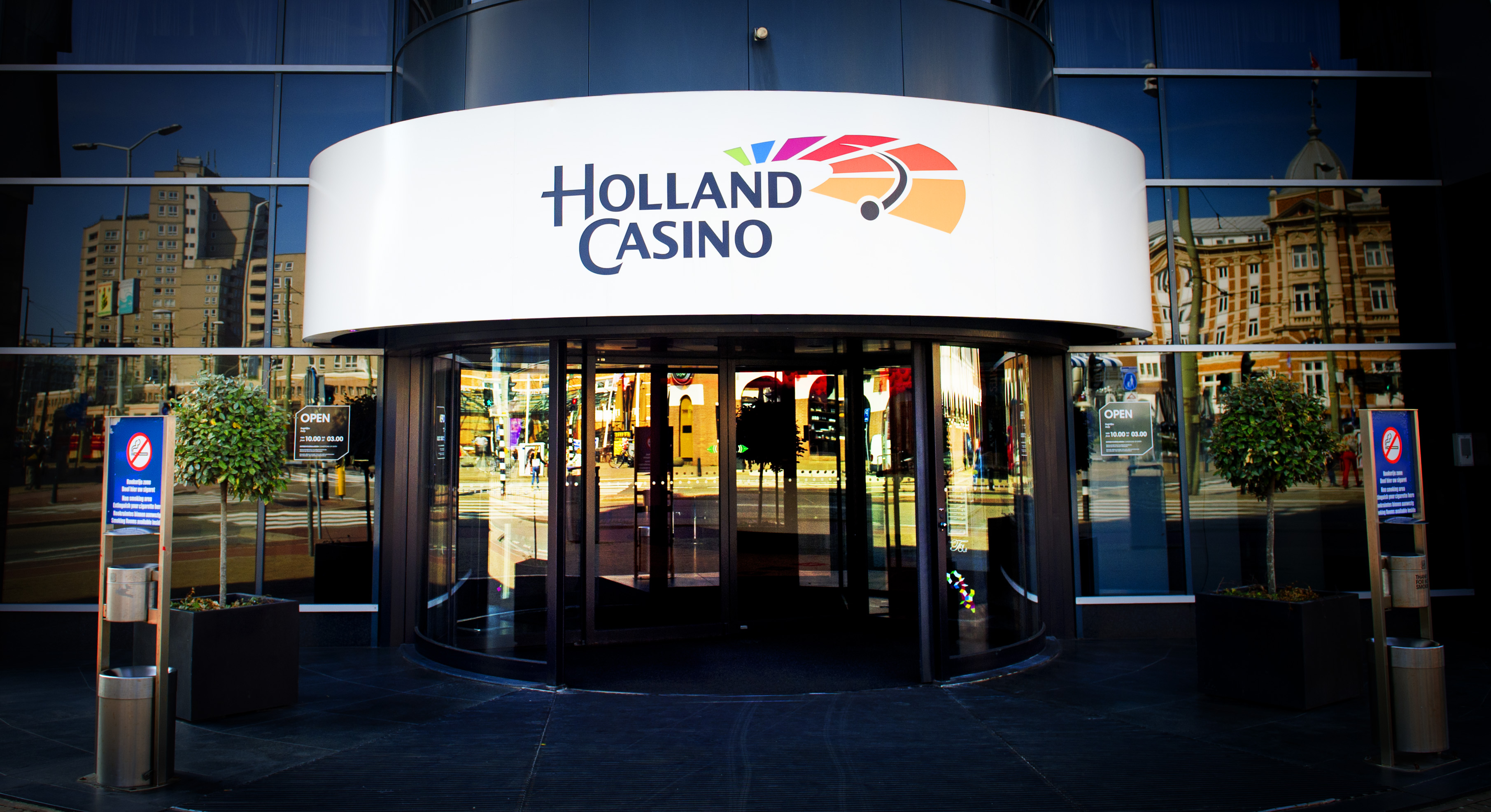 Holland Casino gaat op het hoofdkantoor in Hoofddorp ruim 100 van de 300 banen schrappen. Dat heeft het staatsgokbedrijf maandag bekendgemaakt. ,,Holland Casino voert een nieuwe strategie in, waarbij de 14 casino's meer ondernemingsvrijheid en ruimere verantwoordelijkheden krijgen. Als gevolg daarvan wordt de overhead teruggebracht. Met deze nieuwe strategie legt Holland Casino de basis voor een structureel gezond bedrijf en bereidt het bedrijf zich voor op de concurrentiestrijd in een open casinomarkt'', aldus het bedrijf. Holland Casino stevent dit jaar af op een verlies van ruim 30 miljoen euro. ,,Zonder extra maatregelen is ook komend jaar verlieslijdend'', aldus het casino. Eerder dit jaar leidde een reorganisatie al tot een verlies van 350 banen.