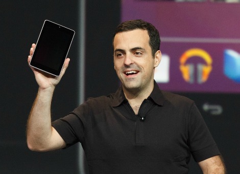 Hij was een hoge pief bij Google, maar sinds een week werkt Hugo Barra voor de Chinese smartphonemaker Xiaomi. Hij vertelt op Google+ over zijn intensieve eerste zeven dagen. Het komt niet vaak voor dat een topman van een groot westers bedrijf voor de gang naar China kiest. Groot was dan ook de verbazing toen Hugo Barra, Vice President of Product Management van Android, in augustus aankondigde zijn functie neer te leggen. Hij stapte over van Google naar Xiaomi, de Chinese smartphonemaker die in drie jaar tijd enorm is gegroeid en inmiddels 10 miljard dollar waard is. Inmiddels heeft hij zijn eerste werkweek achter de rug en daarin deed hij drie interessante observaties, zo valt te lezen op zijn pagina op Google+. 1. Snelheid staat voorop In de Chinese techindustrie gaan dingen razendsnel. "Ik heb nog nooit zulke intense competitiedrang en hartstochtelijk verlangen gezien om dingen snel te maken", schrijft Barra. Hij ziet dat gedreven ondernemerschap zowel bij grote als kleine bedrijven in Peking. 2. Xiaomi lijkt op Google Xiaomi lijkt wat Barra betreft erg op Google, zoals hij al verwachte. De teams zijn klein en snelheid staat voorop. Iedereen bij het bedrijf is gefocust op de gebruiker, net als bij Google. Xiaomi heeft een trouwe aanhang, de Mi-fans, die altijd op de eerste plaats komt. 3. Sociale media is gigantisch in China In de Verenigde Staten, maar ook in Nederland zijn sociale media niet meer weg te denken. Maar in China is het nog een stuk groter. Barra heeft een eigen account op Sina Weibo, de Chinese variant van Twitter die meer dan 500 miljoen geregistreerde gebruikers heeft. In minder dan een maand heeft hij al ruim 80 duizend volgers. En dat terwijl hij maar negen berichten heeft geplaatst. Zijn volgers bedachten zelfs een bijnaam voor hem, op instigatie van Xiaomi-baas Lei Jun. Barra gaat voortaan door het leven als 虎哥, oftewel 'tijgerbroer'.