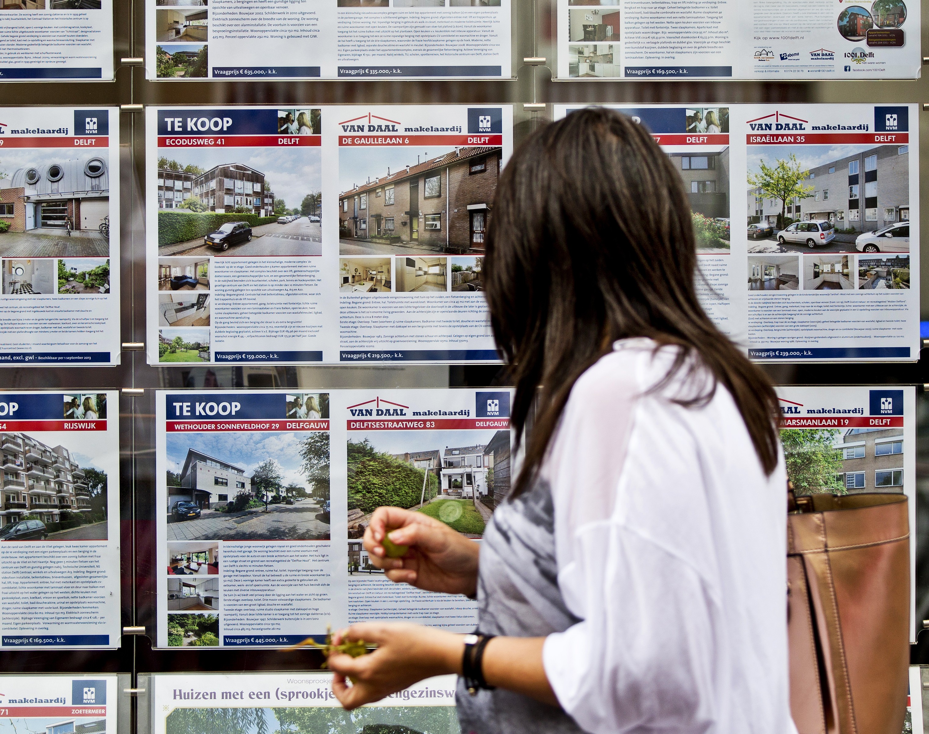 In de eerste maand van 2015 zijn er 9.437 huizen van eigenaar gewisseld. Daarmee begint de woningverkoop voorzichtig aan het nieuwe jaar. Het herstel op de huizenmarkt heeft nog een lange weg te gaan. Dinsdag meldde het Kadaster dat er in januari van dit jaar 9.437 woningen zijn verkocht. Dat is 6 procent meer dan in dezelfde maand een jaar geleden, maar 63 procent minder dan in december. De forse daling is te wijten aan het wegvallen van de verruimde schenkingsvrijstelling (tot 100.000 euro) per 1 januari. Het kabinet besloot in augustus dat de populaire crisismaatregel niet wordt verlengd. Vanaf 1 januari mag daarom nog maar 50.000 euro belastingvrij worden geschonken en zijn daar meer restricties aan verbonden. Ook zijn vele potjes voor startersleningen inmiddels op en heeft het kabinet de leennormen voor het krijgen van een hypotheek aangescherpt. Daarnaast is de laatste maand van het jaar traditiegetrouw een topmaand, omdat veel notarissen voor de jaarwisseling de overdracht geregeld willen hebben. Herstel vertraagt Het herstel op de woningmarkt lijkt enigszins te vertragen. Ten opzichte van januari 2014 werden er ruim 500 woningen meer verkocht. Die stijging van 6 procent is een stuk lager dan de 42 procent waarmee de verkopen het jaar daarvoor toenamen. De aantallen van voor de crisis, toen er meer dan 12.000 woningen van eigenaar wisselden zijn nog ver weg. [google-drive number='1'] Het totale aantal woningen dat in de afgelopen twaalf maanden is verkocht, stijgt al dertien maanden op rij. Dat komt nu alle maanden uit het zwakke jaar 2013 zijn wegvallen uit het voortschrijdend totaal. [google-drive number='2']