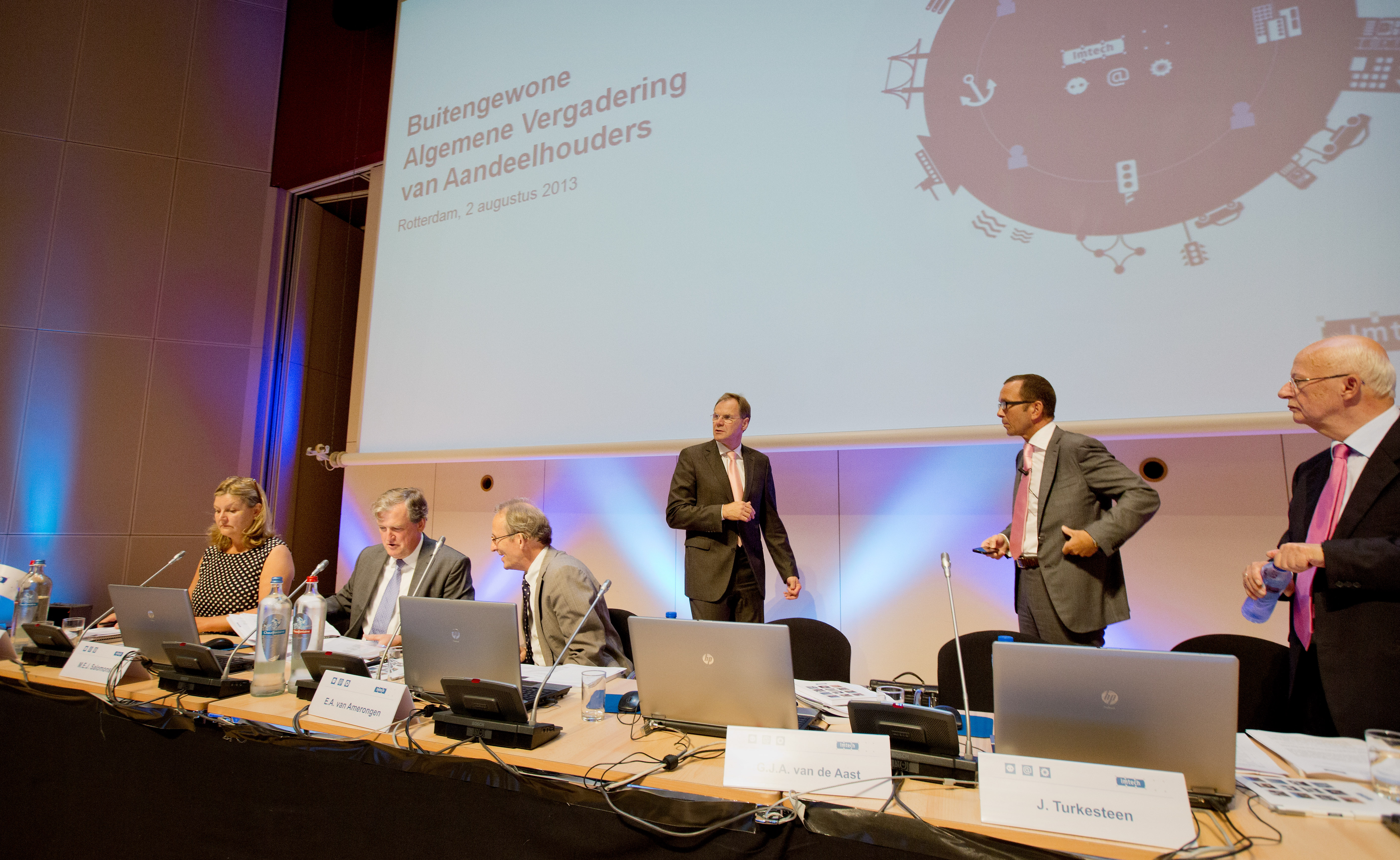 De commissarissen van de door boekhoudproblemen geplaagde technische dienstverlener Imtech, krijgen een fors hogere beloning. De buitengewone aandeelhoudersvergadering van Imtech is dinsdag akkoord gegaan met een aanpassing van het beloningsbeleid van de raad van commissarissen. Ook de benoeming van Felix Colsman tot lid van de raad van bestuur werd goedgekeurd. De aandeelhoudersvergadering ging volgens de woordvoerster van het concern met ,,een bijzonder grote meerderheid akkoord'' met de hogere beloning voor de commissarissen. Die zogenoemde renumeratie was voor het laatst aangepast in april 2010. De voorzitter van de raad krijgt nu een beloning van 75.000 euro per jaar, dat was 52.500 euro. De vice-voorzitter krijgt 60.000 euro in plaats van 41.500 euro en de gewone leden 50.000 euro in plaats van 37.500 euro.