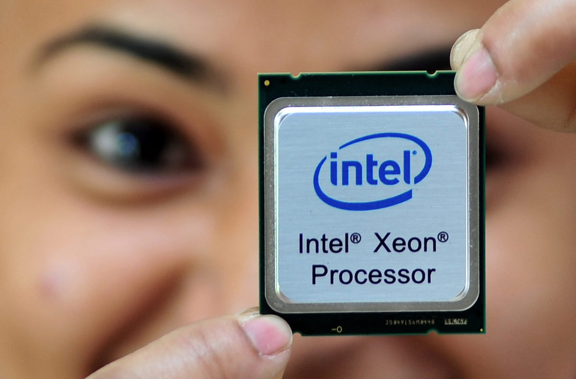 De Amerikaanse chipfabrikant Intel profiteert van een sterke vraag naar nieuwe computers bij bedrijven. Mede dankzij de vervanging van oudere apparatuur leverde Intel vorig kwartaal voor het eerst in zijn bestaan meer dan 100 miljoen microprocessoren, terwijl de winst en de omzet groeiden. Intel melde dinsdag een omzet van 14,6 miljard dollar (11,5 miljard euro) over het derde kwartaal. Dat was 8 procent meer dan een jaar eerder. De nettowinst ging met 12 procent omhoog, tot 3,3 miljard dollar. Het bedrijf verwacht dat de omzet in de laatste 3 maanden van het jaar uitkomt op 14,7 miljard dollar, met een mogelijke afwijking van 500 miljoen dollar naar boven of beneden. In het vierde kwartaal van 2013 bedroeg de omzet 13,8 miljard dollar. Analisten rekenen voor het lopende kwartaal gemiddeld op 14,5 miljard dollar aan opbrengsten voor 's werelds grootste producent van computerchips.