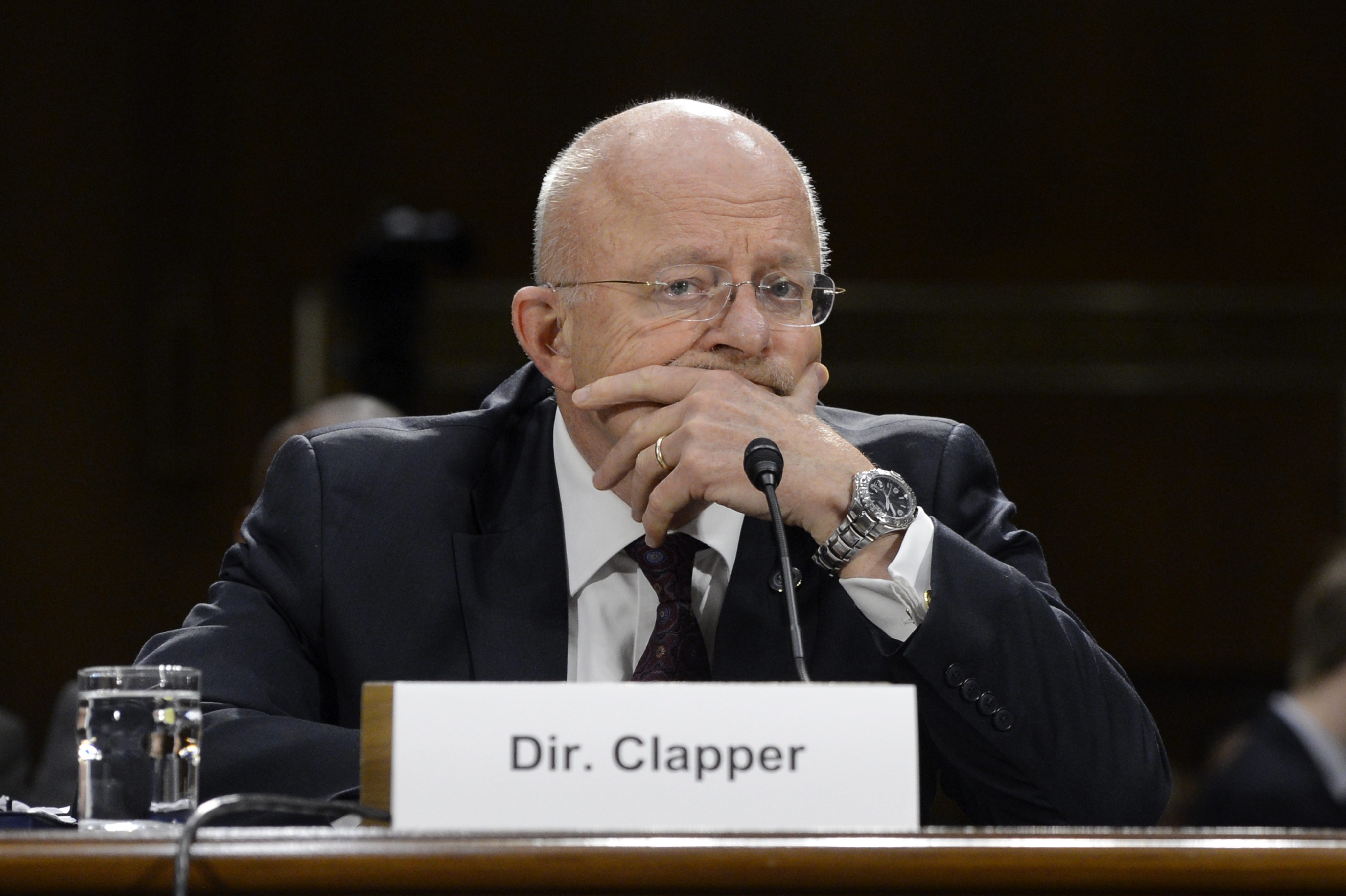 Het hoofd van de Amerikaanse inlichtingendiensten, James Clapper, heeft de tegenaanval geopend op Europese landen die woedend zijn over de spionageactiviteiten van de VS. Clapper zei dinsdag dat bondgenoten van de VS Amerikaanse leiders en inlichtingendiensten bespioneren. Hij noemde dat "een kwestie van routine". Clapper repte van de buitenlandse spionage voor een commissie van het Huis van Afgevaardigden. Clapper en de topman van de NSA, generaal Keith Alexander, moesten zich voor de Amerikaanse spionageactiviteiten verantwoorden naar aanleiding van publicaties in internationale media. Die hebben in de afgelopen weken uitgebreid bericht over het onderscheppen van miljoenen telefoontjes en e-mails in Europa door de NSA. De Duitse bondskanselier Angela Merkel zou al sinds 20002 zijn bespioneerd door de Amerikanen. Altijd volgens de wet geopereerd Clapper benadrukte dat door de leiding strikt wordt toegezien op de Amerikaanse spionageactiviteiten en dat altijd volgens de wet wordt geopereerd. Ook zei hij dat het voor inlichtingendiensten van groot belang is om door informatie te verzamelen en door analyses uit te voeren te achterhalen wat leiders van plan zijn. Alexander zei dat berichten over het onderscheppen van miljoenen telefoontjes in Europa volstrekt bezijden de waarheid zijn. Volgens Alexander zijn door het werk van de NSA samenzweringen van terroristen blootgelegd, onder meer in Europa. Rol Europese geheime diensten De zakenkrant The Wall Street Journal voerde dinsdag Amerikaanse functionarissen op, die stelden dat inlichtingendiensten van Spanje en Frankrijk zelf op grote schaal telefoongesprekken van landgenoten in onder meer oorlogsgebieden hebben onderschept. De verzamelde gegevens zouden ze hebben doorgespeeld naar de NSA om de levens van Amerikaanse militairen en hun bondgenoten en van burgers te beschermen. Congres neemt NSA onder de loep Het Amerikaanse Congres gaat het functioneren van de NSA stevig onder de loep nemen. The Washington Post meldt dat twee groepen Congresleden met nieuwe richtlijnen komen. Eén groep wil dat er eind komt aan het op zeer grote schaal verzamelen van telefoontjes, e-mails en andere spionageactiviteiten onder de USA Patriot Act, de onder president George W. Bush geïntroduceerde antiterreurwetgeving. Een andere groep binnen het Congres zou het spionageprogramma willen behouden, maar dan met een betere bescherming van privégegevens.