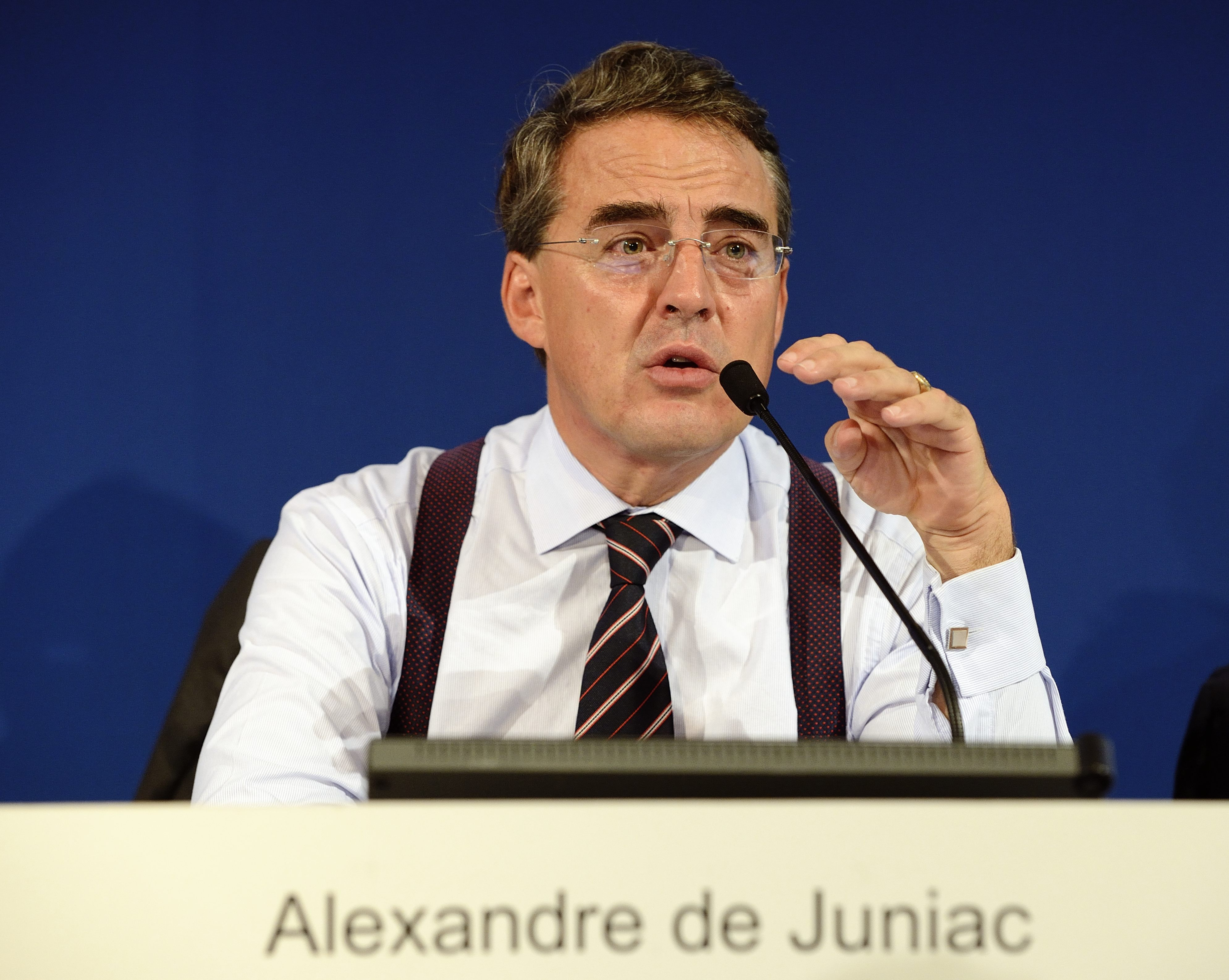 Air France-KLM heeft in het derde kwartaal een operationele winst behaald van 634 miljoen euro, bijna 30 procent meer dan een jaar eerder. De omzet steeg licht tot 7,21 miljard euro. Dat maakte het Frans-Nederlandse luchtvaartconcern donderdag bekend. Onder de streep hield de luchtvaartgroep 144 miljoen euro over, tegen 296 miljoen euro in het derde kwartaal van 2012. De daling kwam onder meer door een afschrijving van 137 miljoen euro op het belang van 25 procent dat Air France-KLM heeft in Alitalia. Ook zitten reorganisatielasten van 216 miljoen euro in het resultaat verwerkt.