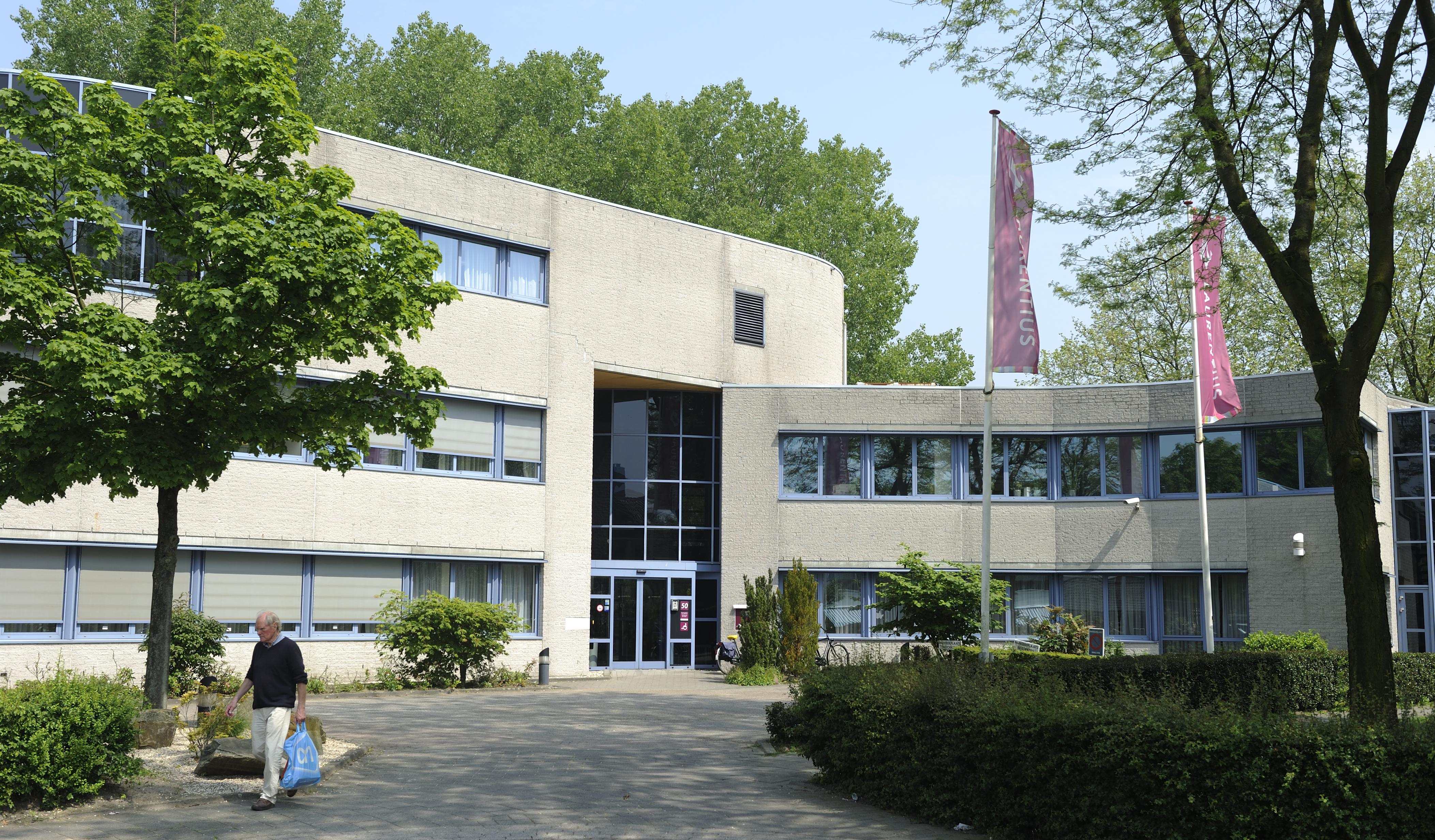 De Bredase woningcorporatie Laurentius heeft aangifte gedaan van oplichting door de Limburgse projectontwikkelaar Nieuwe Borg. Er is tevens aangifte gedaan tegen de ontslagen directeuren Walter V. en Joop P., voormalig president-commissaris Jolanda R. en een Eindhovens architectenbureau. Een woordvoerder van Laurentius heeft dat vrijdag bevestigd naar aanleiding van een bericht in NRC Handelsblad. De woningcorporatie denkt voor tientallen miljoenen te zijn benadeeld bij ingewikkelde grond- en vastgoedtransacties. De schade is daarmee vermoedelijk nog groter dan de zaak waarvoor directeur Walter V. vorig jaar werd aangehouden, aldus de woordvoerder. Laurentius deed met Nieuwe Borg projecten in onder andere Tilburg en Roermond. Aanleiding voor de aangiften zijn de uitkomsten van een uitgebreid forensisch onderzoek. Volgens Laurentius zijn diverse onzakelijke, abnormale transacties ontdekt. ,,Wij denken dat ze strafbaar zijn'', aldus de woordvoerder. Walter V., enkele leden van de voormalige raad van commissarissen en enkele notarissen worden ook aansprakelijk gesteld voor de schade, aldus Laurentius. Het Openbaar Ministerie bevestigt dat er aangifte is gedaan en dat die wordt bekeken. Nieuwe Borg geeft vrijdag geen commentaar. Walter V. reageert evenmin. Algemeen-directeur Walter V. van Laurentius werd vorig jaar aangehouden vanwege fraude. Onder zijn leiding zijn vanaf 2004 ten minste acht zogenoemde ABC-transacties gesloten. Onroerend goed in Zeeland en Brabant werd in korte tijd twee keer verkocht met een flinke waardestijging, waarbij Laurentius steeds de hoogste prijs betaalde. De medeverdachte directeur van de Brabantse projectontwikkelaar Wildhage heeft gezegd dat Walter V. hem geld heeft gevraagd voor het aangaan van de projecten.