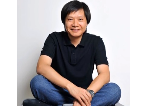 De Chinese maker van smartphones Xiaomi is als nichespeler zeer succesvol. Topman Lei Jun wil echter niet meer vergeleken worden met Steve Jobs. Opmerkelijk. "Mr. Jobs was een fantastische man, hij deed briljante dingen en veranderde de wereld. Hij was een grote inspiratiebron voor Xiami. maar om een vergelijking tussen hem en mij te vergelijken, is volstrekt ongepast." De topman de Chinese smartphonemaker luchtte deze week zijn hart in een blog, waarin hij ingaat op de media-aandacht voor Xiaomi. Hij wil niets meer weten van vergelijkingen met met Apple of Samsung. En ziet zichzelf dus helemaal niet als de Chinese Steve Jobs. Zie ter opfrissing over Xiaomi en diens topman Lei Jun ook dit artikel van Z24's Herwin Thole. Dat draagt de titel 'Deze Chinees denkt dat hij Steve Jobs is' en daar was op het moment van schrijven ook enige aanleiding voor. Lei Jun liet zich in 1987 naar eigen zeggen n