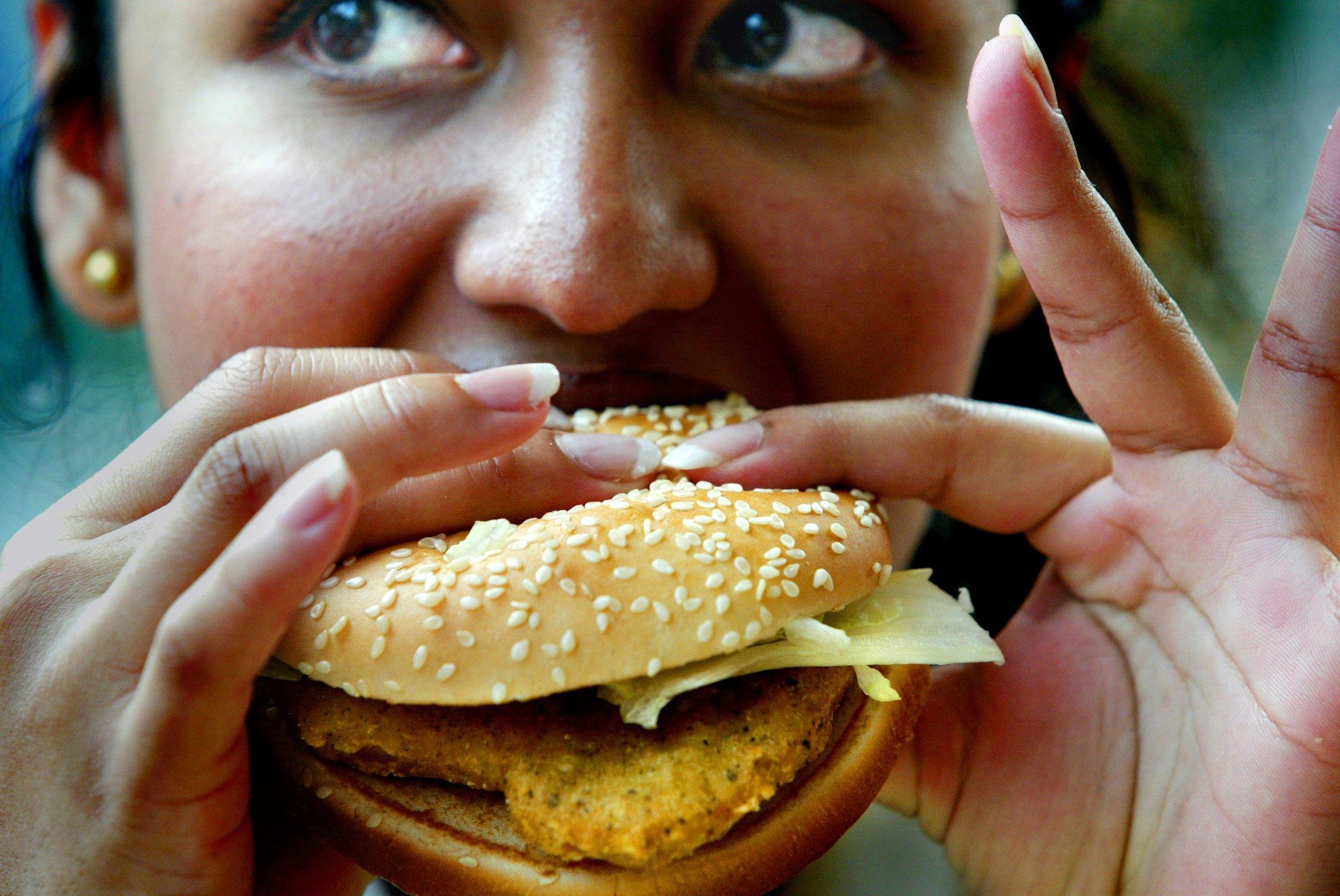 De Aziatische filialen van McDonald's kampen met behoorlijke omzetverliezen als gevolg van het vleesschandaal bij een Chinese leverancier van de fastfoodketen. Dat meldde McDonald's dinsdag. Alleen al in Japan daalde de omzet vorige maand met ruim 17 procent in vergelijking met een jaar eerder. Maar ook in China en in andere Aziatische landen voelde McDonald's de pijn als gevolg van het schandaal. Onlangs werd bekend dat de Chinese leverancier Shanghai Husi vlees verkocht dat over de houdbaarheidsdatum was, onder meer aan Aziatische filialen van de fastfoodketen. McDonald's zegde direct de samenwerking met de leverancier op. Het bedrijf kampt nu echter niet alleen met een imagoprobleem, maar ook met een tekort aan vlees en kip omdat andere leveranciers vooralsnog niet aan de vraag kunnen voldoen. McDonald's kon nog niet zeggen wat het volledige effect van het schandaal zal zijn op de omzet- en winstcijfers van het concern, maar sprak van "een aanzienlijke impact" op de resultaten. Lees ook 10 feiten over de smerig goede marketing van McDonald's