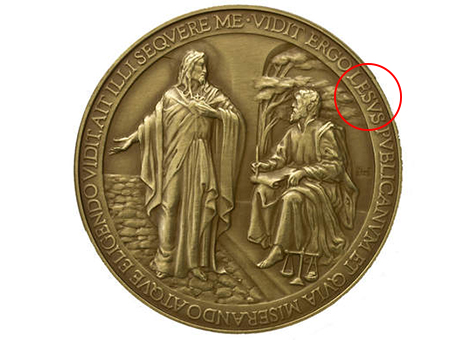 De eerste officiële medaille met de afbeelding van paus Franciscus wordt uit de handel genomen. Op de medaille, die in goud, zilver en brons sinds woensdag verkrijgbaar was, wordt de naam Jezus met een L aan het begin gespeld. De Italiaanse Munt zei tegen het Italiaanse persbureau ANSA dat hij niet voor de fout verwantwoordelijk was. Het Vaticaan had de muntvorm zelf aangeleverd. "Als het een project van onszelf is, controleren wij normaliter alles. Deze muntvorm is ons aangeleverd", aldus een woordvoerder.