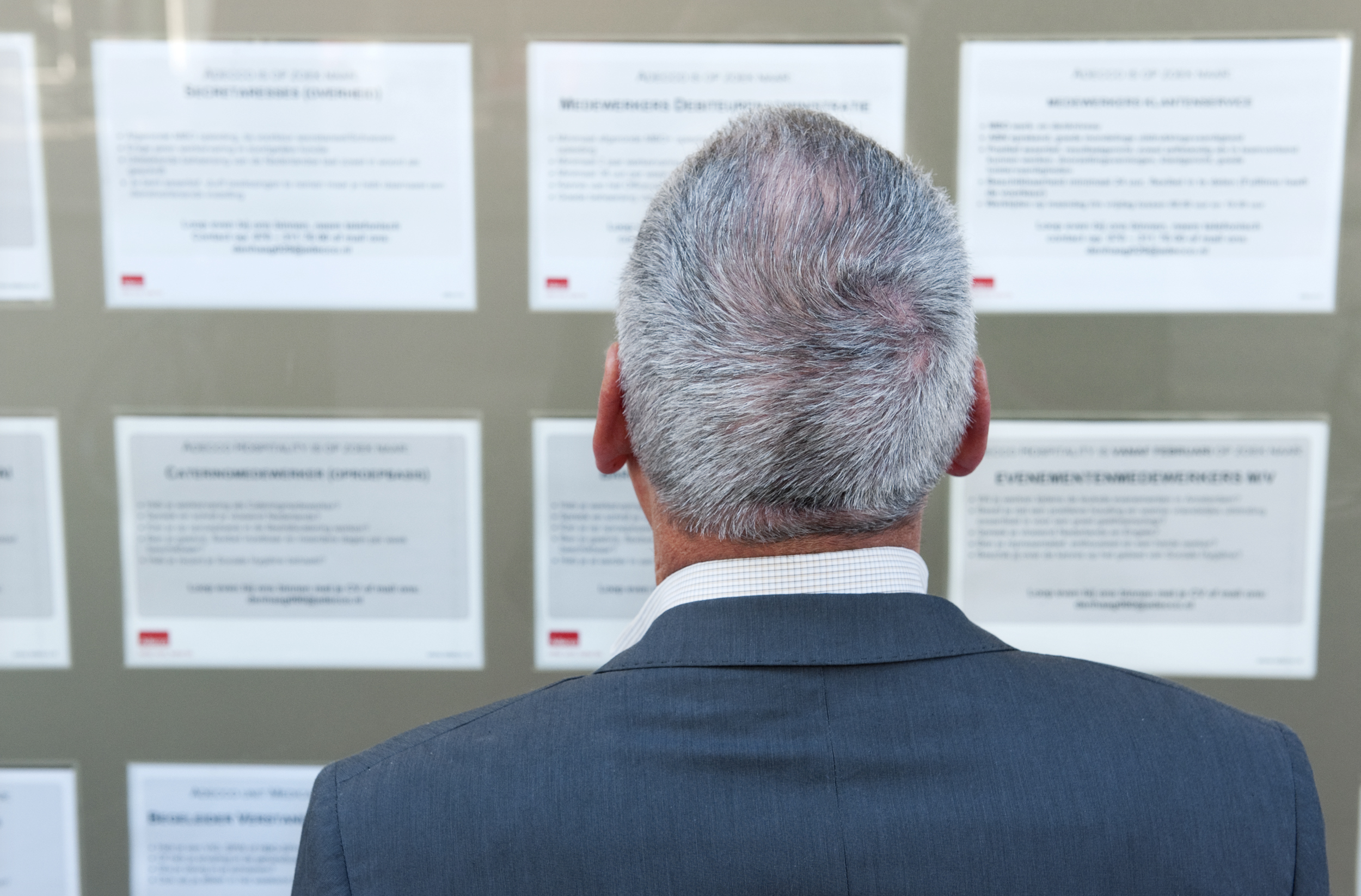 Terwijl de pensioenleeftijd oploopt, neemt de werkloosheid onder ouderen steeds grotere vormen aan. Inmiddels zijn meer dan 50.000 van de zestigers tevergeefs op zoek naar werk. Nooit eerder was de werkloosheid in deze groep zo hoog. Dat meldde het economisch bureau van ING woensdag. In 2010 was in de leeftijd 60 tot 65 jaar nog 4 procent werkloos. In het eerste kwartaal dit jaar was dit opgelopen naar bijna 10 procent, constateren de economen van de bank. Het totaal aantal 60- tot 65-jarigen daalde licht tussen 2009 en 2015, maar het aantal dat actief is op de arbeidsmarkt is in dezelfde periode met zo’n 180.000 gegroeid. Dat is een toename van bijna 50 procent. Een groot deel van deze zestigers slaagt erin werk te behouden of te vinden, maar het aantal werklozen loopt eveneens op. Volgens ING delven ouderen vaak het onderspit bij vacatures. Dit komt omdat ze doorgaans dure krachten zijn voor werkgevers. Vorige maand is het gewijzigde ontslagrecht ingevoerd. Veel mensen zien hierin een nieuwe tegenvaller voor ouderen, blijkt uit een enquête van ING. De regering wil met de hervorming van het ontslagrecht meer dynamiek op de arbeidsmarkt creëren en het verschil verkleinen tussen mensen met een vaste baan en ‘outsiders’ als werklozen en flexwerkers. De nieuwe wet lijkt over het algemeen erg impopulair. Veel ondervraagden gaven ING te kennen dat zij denken dat niemand erbij gebaat zal zijn. De respondenten verwachtten ook niet dat flexwerkers en werklozen de vruchten zullen plukken van de nieuwe wet. Seniorenorganisatie ANBO is niet verbaasd dat de werkloosheid onder zestigplussers oploopt. ,,Niet alleen zestigers, ook veertigers en vijftigers komen moeilijk aan een baan. Deze ontwikkeling is jaren aan de gang'', zei directeur-bestuurder Liane den Haan van ANBO. ,,Oudere werknemers kampen met een imagoprobleem. Werkgevers vinden ze duur en denken ook dat ze vaker ziek zijn. Uit onderzoek blijkt dat dit niet waar is'', aldus Den Haan. De belangenbehartiger voor senioren vindt dat het echte probleem niet ligt in de nieuwe wet, maar bij de werkgevers.