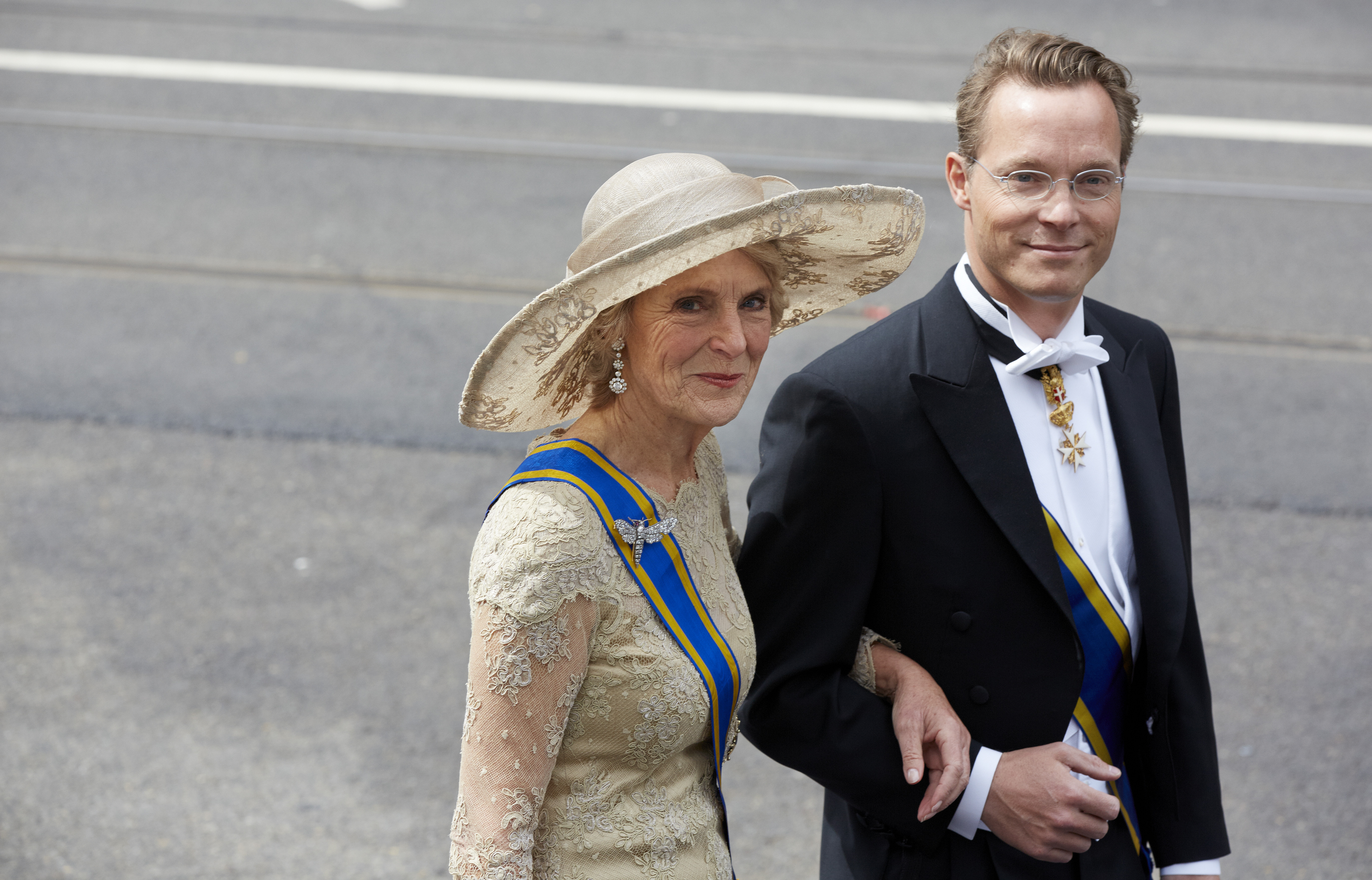 De jongste zoon van prinses Irene gaat trouwen en zorgt voor eerlijk goud. De koninklijke familie komt zaterdagmiddag bijeen in Apeldoorn voor het kerkelijk huwelijk van prins Jaime, de jongste zoon van prinses Irene, met Viktória Cservenyák. De huwelijksmis vindt plaats in de Onze Lieve Vrouwe ten Hemelopneming kerk. Het paar trouwde donderdag voor de wet in Wijk bij Duurstede, de woonplaats van Irene.