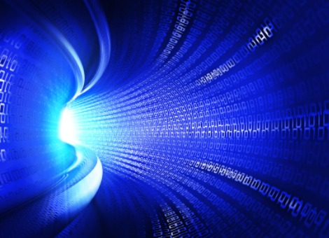 Nederland gaat onder leiding van de TU Delft werken aan de bouw van een volgende generatie computer: de quantumcomputer. Hiervoor richten wetenschap, bedrijfsleven en de overheid samen het instituut QuTech op. Dit maakt minister Kamp van Economische Zaken woensdag bekend tijdens de innovatieconferentie 2013. QuTech is het resultaat van samenwerking op het gebied van innovatie. "De beste onderzoekers werken samen met de meest innovatieve ondernemers en de overheid om een revolutionaire techniek door te ontwikkelen tot nieuwe producten", aldus Kamp. "Dit kan leiden tot nieuwe maatschappelijk relevante producten en diensten, zoals het voorspellen van de werking van medicijnen. En natuurlijk voor meer inkomsten en banen in Nederland." Wat is een quantumcomputer? De quantumcomputer maakt gebruik van het bijzondere fenomeen dat elementaire deeltjes een quantumtoestand hebben. Dat betekent dat ze tegelijkertijd in verschillende toestanden kunnen verkeren. In een quantumcomputer is quantumbit tegelijkertijd 1 én 0, in plaats van 1 of 0 zoals in een gewone computer. Dat stelt de computer in staat rekenproblemen met extreem veel variabelen razendsnel op te lossen. Deze rekenproblemen komen in de praktijk veel voor, bijvoorbeeld in de modellen die het weer voorspellen, in het rekenen aan materialen met bijzondere eigenschappen of bij het precies bepalen van het effect van medicijnen in een cel. Dergelijke rekenopdrachten vereisen nu nog zeer veel rekentijd van krachtige supercomputers, maar kunnen door een quantumcomputer razendsnel worden opgelost. Om een simpel voorbeeld te geven van een quantumcomputer ten opzichte van een normale computer, kan de volgende situatie worden geschetst. Er zijn tien deuren. Achter een van die deuren ligt een appel. De vraag is achter welke deur? Stel, de appel ligt achter deur nummer vijf. Een normale computer zal eerst stuk voor stuk deur een tot en met vier openen. Een quantumcomputer opent alle deuren tegelijk en zal dus al na de eerste cyclus de appel achter deur nummer vijf vinden. Zie ook de onderstaande video van de Australische natuurkundige Derek Muller over de quantumcomputer. De nieuwe computer waar QuTech aan gaat werken moet over 15 jaar realiteit kunnen zijn. Dat zou een doorbraak betekenen op veel terreinen, waaronder in de geneeskunde. Zo is een quantumcomputer in staat de werking van medicijnen per individu uit te rekenen. Ook wordt het makkelijker om de eigenschappen van bepaalde materialen en bodemlagen te berekenen en te voorspellen.