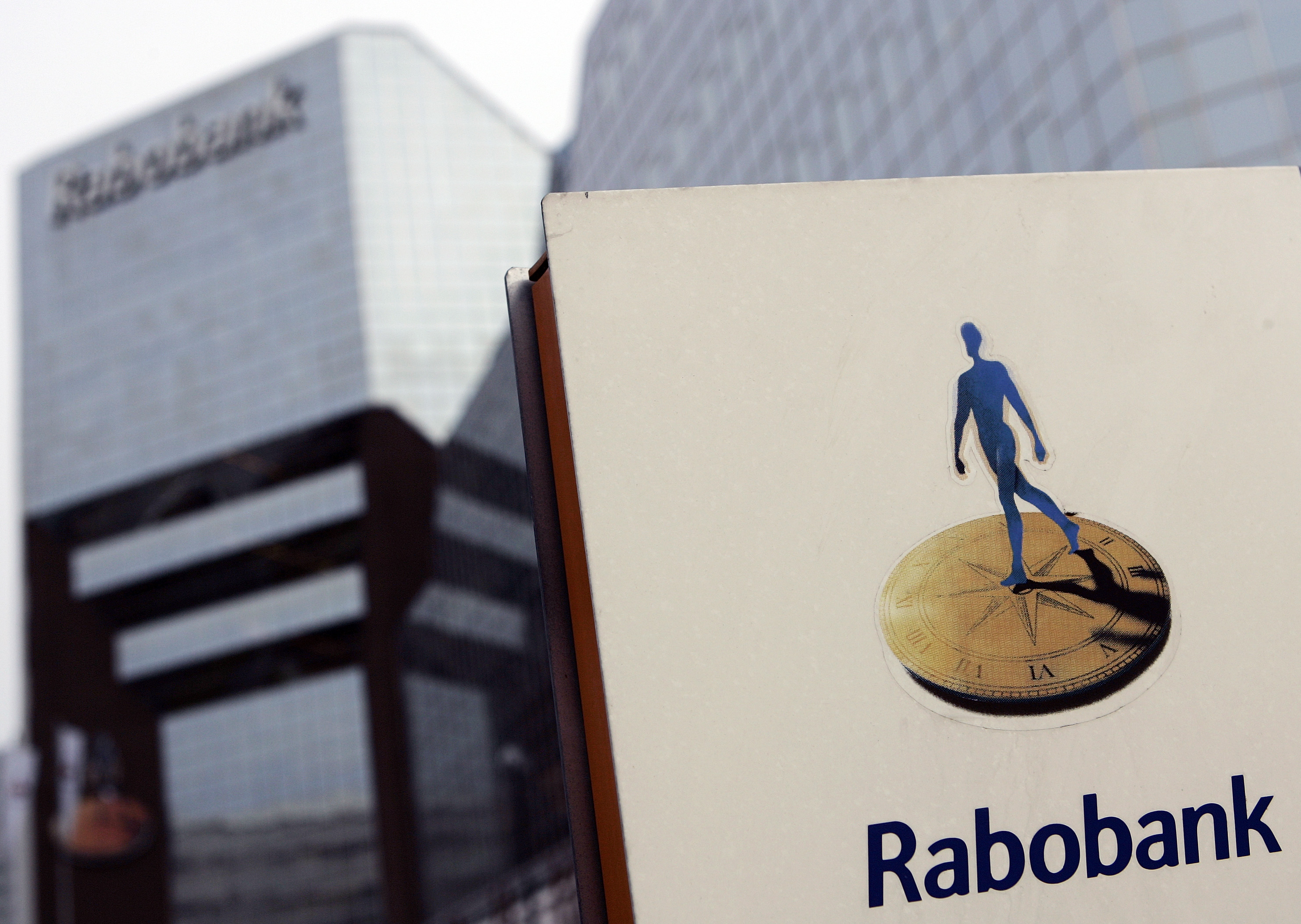 Rabobank verwacht binnen 2 weken schikkingen te kunnen treffen in de Liborzaak. De onderzoeken van verschillende autoriteiten naar de rol van de bank bij de manipulatie van het belangrijke rentetarief Libor zijn bijna afgerond, laat Rabo woensdag op zijn website weten. Over het mogelijke bedrag van de schikkingen wil Rabobank, net als eerder, nog geen uitspraken doen. De bank heeft in augustus al laten weten geld opzij te zetten voor een regeling. Volgens bronnen van zakenkrant The Financial Times krijgt Rabobank mogelijk een boete opgelegd van 1 miljard dollar, circa 725 miljoen euro.