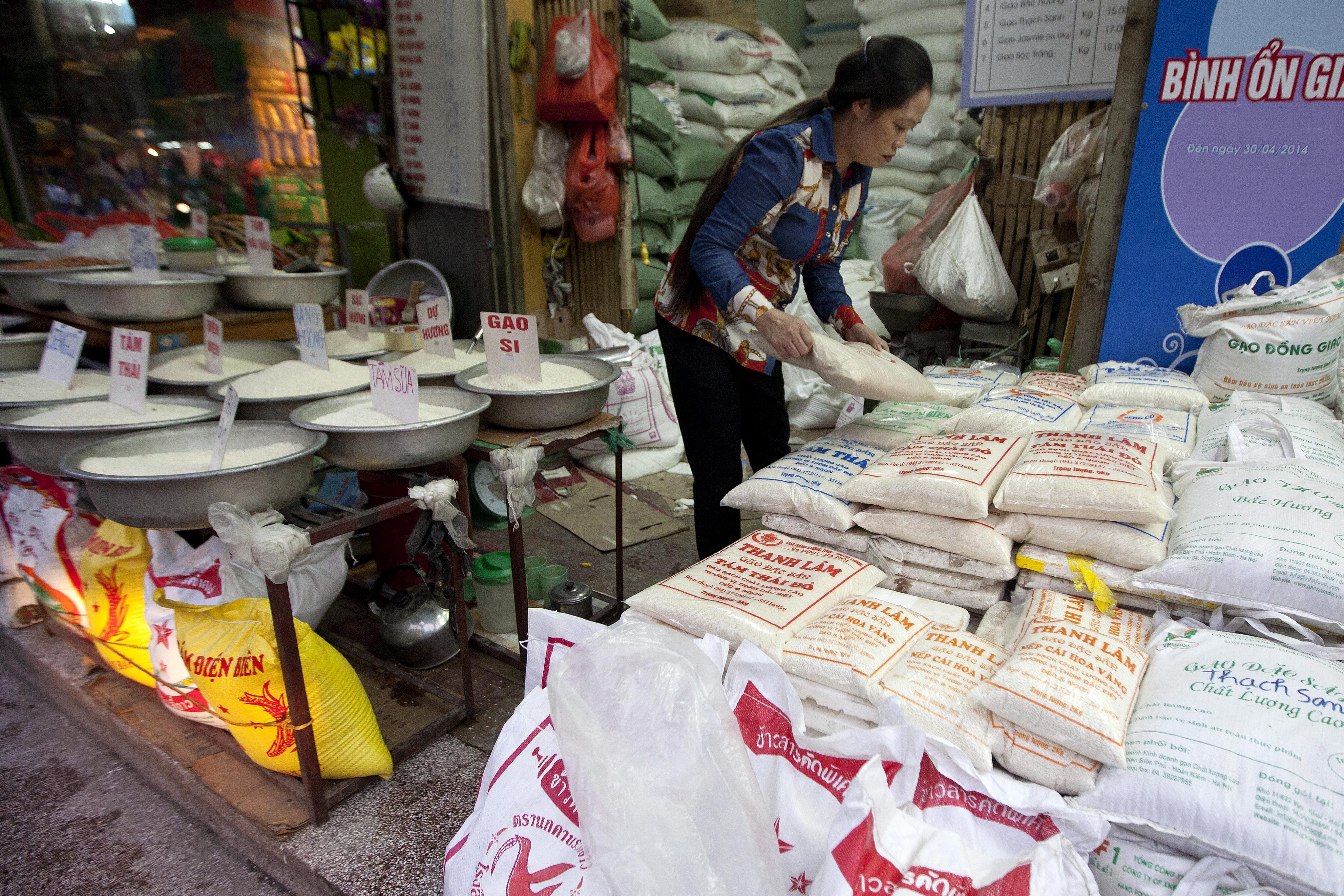 In het zich snel ontwikkelende Vietnam liggen voor Nederlandse ondernemers de kansen voor het oprapen. Gabor Fluit, algemeen directeur Zuidoost-Azië van diervoederbedrijf De Heus, geeft vier tips voor een succesvolle Vietnam-strategie. Waardeer het ‘drinkritueel’ "In Vietnam moet je met je relaties een persoonlijke band ontwikkelen. Probeer dus niet in het eerste gesprek al zaken te doen. Want voor je een contract krijgt, wil een Vietnamees je echt goed kennen. Een belangrijk onderdeel hiervan is dat je ’s avonds met elkaar gaat eten. En bij dat eten wordt veel gedronken. Zo is het gebruikelijk dat de gastheer een toost uitbrengt en daarna zijn glas, meestal bier, in een keer leeg drinkt. Hij doet dat uit respect voor jou. En om te laten zien dat je dat waardeert, moet jij ook je glas in een keer leeg drinken. Bovendien wordt er van je verwacht dat jij de volgende ronde een toost uitbrengt. Je drinkt dan uit respect je glas weer in een keer leeg. En je gastheer zal hetzelfde doen. Zo drink je op een avond heel wat biertjes op. Om het bier te koelen, doen ze er grote stukken ijs in. Dat verdunt het flink waardoor de hoeveelheid bier die je drinkt nog wel meevalt. Toch zal je van een biertje moeten houden als je in Vietnam gaat werken. Is dat niet het geval, dan heb je een probleem." Werk voor vergunningen met een adviesbureau "Wij hebben in Vietnam vier fabrieken staan en een vijfde en zesde komen er aan. De aanvragen van de bouwvergunningen en milieuontheffingen laten we altijd via een adviesbureau lopen. We vragen dan aan de lokale overheid wie ons het beste zou kunnen helpen. Zij stellen dan enkele adviesbureaus voor en die wij vervolgens inhuren.Binnen zo’n drie maanden is het papierwerk dan geregeld. Door met een adviesbureau te werken voorkom je dat je envelopjes onder de tafel door moet schuiven. Want dat doen wij als internationaal bedrijf niet. En het is ook niet aan te raden, omdat je jezelf daarmee in een lastige situatie kan brengen. Bovendien hebben die bureautjes vaak goede contacten met overheden. Die mensen zijn bijvoorbeeld bevriend met de broer van de neef van de oom van de persoon die de vergunning verleent. En dan gaat het toch weer iets sneller. Want zoals gezegd, persoonlijke contacten zijn in Vietnam heel belangrijk. Vietnam wil graag dat buitenlandse ondernemingen er investeren. Er zijn om die reden door heel het land ‘industrial zones’ ingesteld. Het is verstandig om je in zo’n zone te vestigen, want dan is alles net iets beter geregeld en verlopen procedures sneller." Houd lokale managers vast met opleidingen en trainingen "In Vietnam is de bevolking heel erg jong. Tegelijkertijd is het aantal hoog opgeleide mensen relatief schaars en heb je een heel groot reservoir van mensen met geen of weinig opleiding. De salarisverschillen zijn hierdoor groot. Een Vietnamese manager verdient bijvoorbeeld tussen de 1.500 en 3.000 euro netto per maand, tegen 100 tot 150 euro netto voor een productiemedewerker. Lokale managers werken graag voor Nederlandse bedrijven, op de een of andere manier is er wel een bijzondere klik tussen Nederlanders en Vietnamezen. Daarbij komt dat Vietnamese bedrijven heel hiërarchisch zijn georganiseerd. Terwijl wij juist gewend zijn om veel aan de mensen over te laten, zolang de kwaliteit goed is tenminste. Wat dat betreft ben ik wel veeleisend. Tegelijkertijd willen managers zich graag ontwikkelen. Wij voeren om die reden een heel bewust personeelsbeleid. Bijvoorbeeld door mensen goed Engels te leren, hen te koppelen aan hun Nederlandse ‘counter parts’ zodat ze ook hun vaardigheden en ‘skills’ verder kunnen ontwikkelen en door mensen op reis te sturen naar Nederland. Afhankelijk van je ‘business’ is het verstandig om met lokale managers te werken. Wij richten ons echt op de Vietnamese markt. Doe je dat met ‘expats’, dan lukt het niet. Maar heb je bijvoorbeeld een fabriek die voor de export produceert, dan kun je best met eigen management werken." Creëer binnen je bedrijf een familiegevoel "Familie is voor Vietnamezen heel belangrijk. Als je die snaar weet te raken, dan kun je mensen aan je binden en willen ze graag heel hard voor je werken. Zo organiseren wij jaarlijks een bedrijfsuitje. We gaan dan met zeshonderd man naar het strand. Afgelopen jaar heb ik de mensen die in Noord-Vietnam werken naar Zuid-Vietnam laten vliegen. Voor sommigen was dat de eerste keer dat ze in een vliegtuig zaten. Mensen voelen zich zo niet alleen echt gewaardeerd. Het prikkelt ook hun statusgevoel, wat ook belangrijk is in Vietnam. Tegelijkertijd kun je mensen met zo’n uitje heel goed motiveren, waardoor je de kosten die je maakt heel snel terugverdient. Naast het organiseren van uitjes, is het belangrijk dat je regelmatig met je mensen wat gaat eten of drinken. Dat vinden Vietnamezen gewoon heel erg leuk om te doen. Wat dat betreft heb je in Vietnam precies de goede mix van het harde werken van Noord-Aziatische landen als China, en de ontspannen houding van Zuid-Aziatische landen als Indonesië. Want na zo’n avondje uit, gaat iedereen de volgende dag weer vroeg aan het werk."