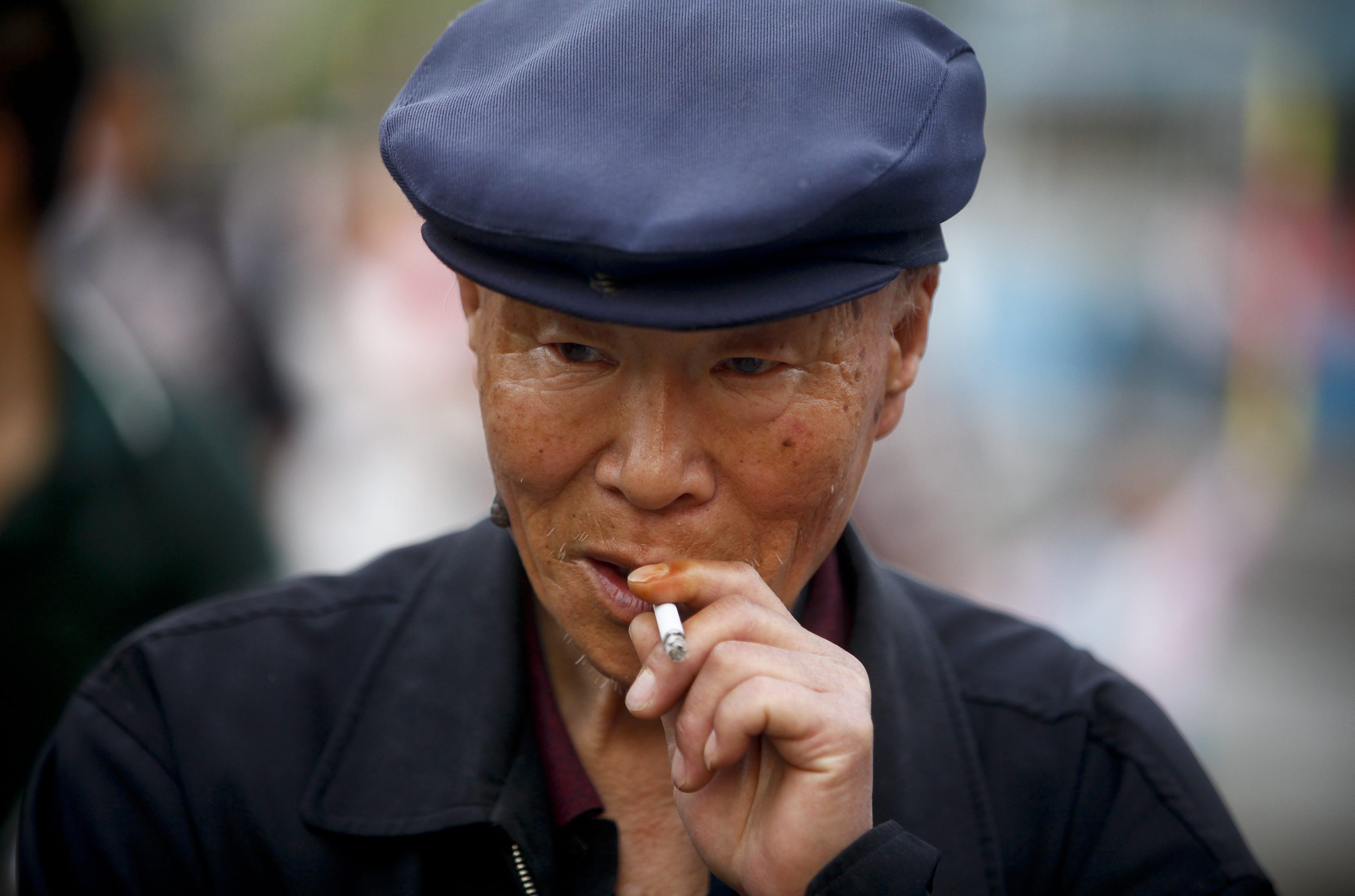 Chinese tabaksfabrikanten hebben gespecialiseerde proefrokers in dienst die de kwaliteit van sigaretten keuren. Li Hui rook al meer dan 21 jaar 30 sigaretten per dag, als professional. China is op veel gebieden de grootste en dat geldt ook voor roken: naar schatting een kwart van de bevolking, zo'n 350 miljoen mensen, rookt. Een enorme markt voor de binnenlandse tabaksindustrie. Waar overheden in het westen de afgelopen twee decennia steeds meer de nadruk leggen op de schadelijke effecten van roken in publiekscampagnes, staat het anti-rookbeleid in China nog in de kinderschoenen. Lange tijd keek niemand er dan dan ook van op dat Chinese tabaksbedrijven professionele proefrokers in dienst hebben om de kwaliteit van sigaretten te keuren. Maar dat is wel aan het veranderen